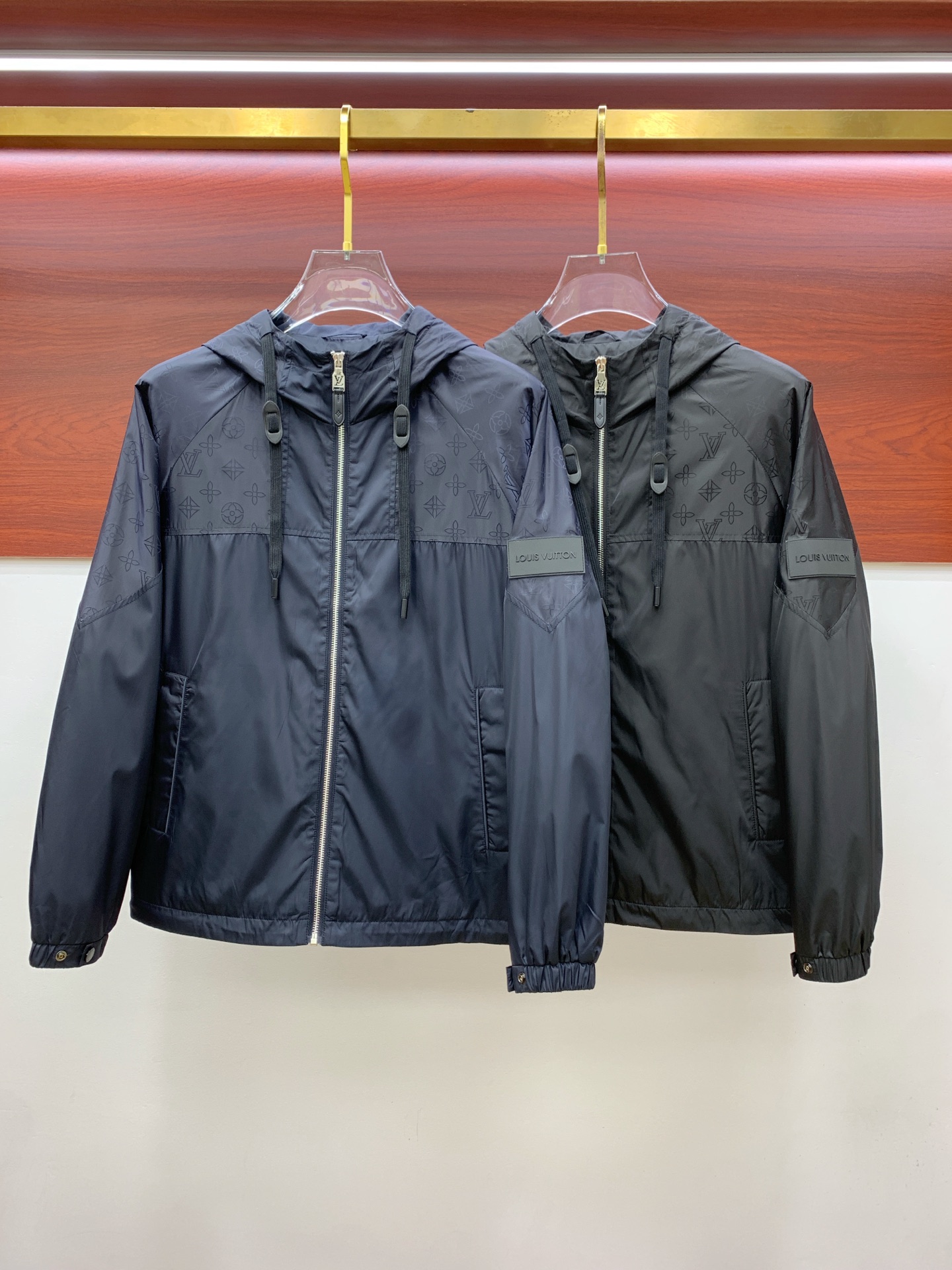 NO:525547,LV25ss Early Autumn [New Product] Hooded Wind Clothes Jacket Jacket Hot New Style Casual Fashion Jacket Jacket in Autumn and Winter Counter!  Super avant-garde design style, delicate and comfortable, very light and not easy to wrinkle. Multiple craftsmanship The overall design is quite visual, the upper body is casual and stylish, with a certain degree of clarity, absolutely recommended to be at the most cutting-edge temperament of fashion, a must-have for urban casualness. Number M-3XL, louis vuitton, jackets & coats, jackets & coats, hats, alexander wang19860909LV25ss早秋【新品】连帽风衣夹克外套爆款 秋冬专柜新款休闲时尚夹克外套！超前卫设计风格 细腻舒适 穿着非常轻便不易起皱.多重重工艺 整体的设计颇具视觉感,上身休闲有型,有一定的挺括度,绝对走在时尚最尖端的气质感推荐,都市休闲必备.码数M-3XL,,louis vuitton,jackets & coats,jackets & coats,hats,alexander wang,Men's clothing