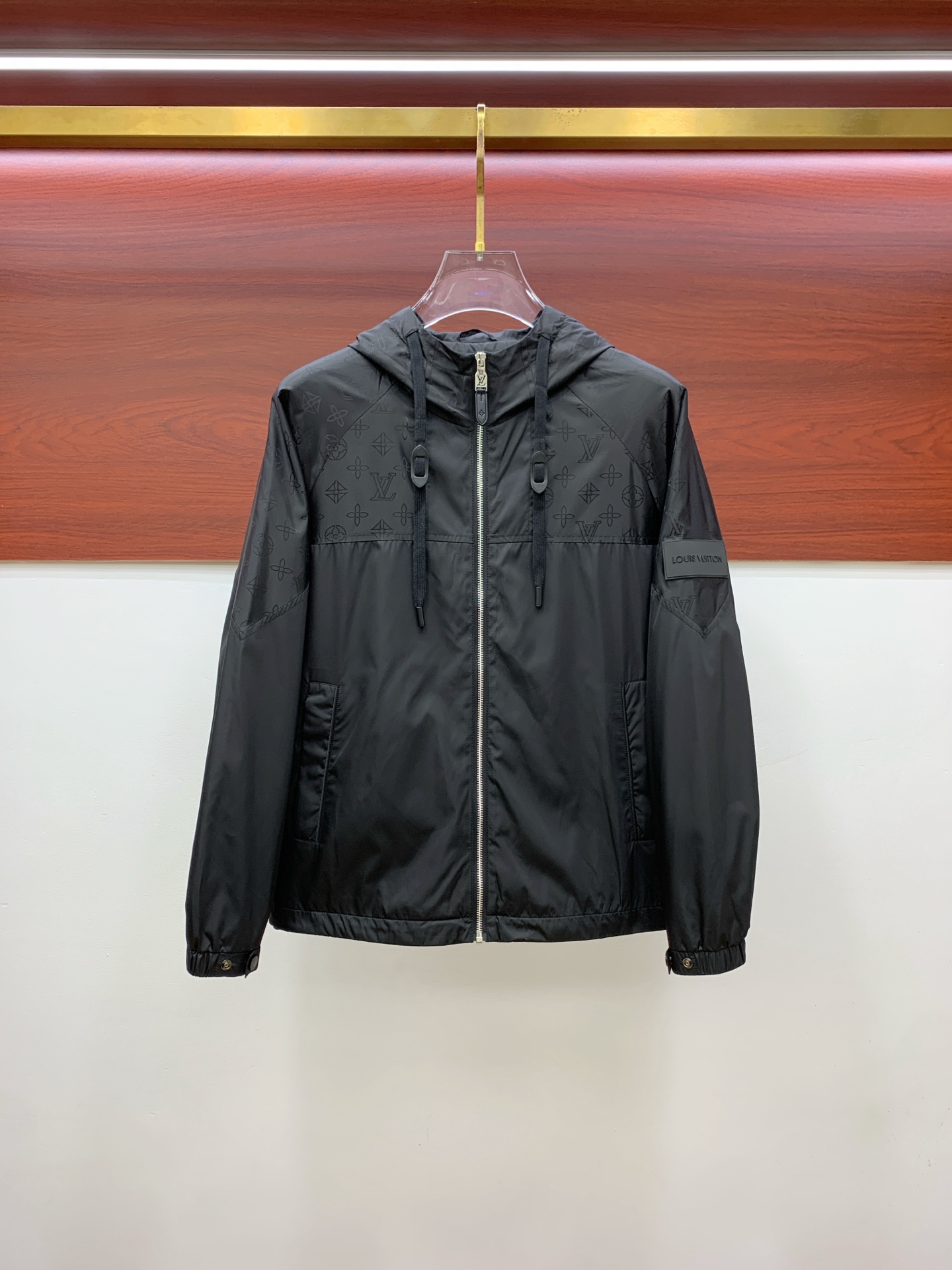 NO:525544,LV 25ss Early Autumn [New Product] Hooded Wind Clothes Jacket Jacket Hot New Style Casual Fashion Jacket Jacket in Autumn and Winter Counter!  Super avant-garde design style, delicate and comfortable, very light and not easy to wrinkle. Multiple craftsmanship The overall design is quite visual, the upper body is casual and stylish, with a certain degree of clarity, absolutely recommended to be at the most cutting-edge temperament of fashion, a must-have for urban casualness. Number M-3XL, louis vuitton, jackets & coats, jackets & coats, hats, alexander wang19860909LV 25ss早秋【新品】连帽风衣夹克外套爆款 秋冬专柜新款休闲时尚夹克外套！超前卫设计风格 细腻舒适 穿着非常轻便不易起皱.多重重工艺 整体的设计颇具视觉感,上身休闲有型,有一定的挺括度,绝对走在时尚最尖端的气质感推荐,都市休闲必备.码数M-3XL,,louis vuitton,jackets & coats,jackets & coats,hats,alexander wang,Men's clothing