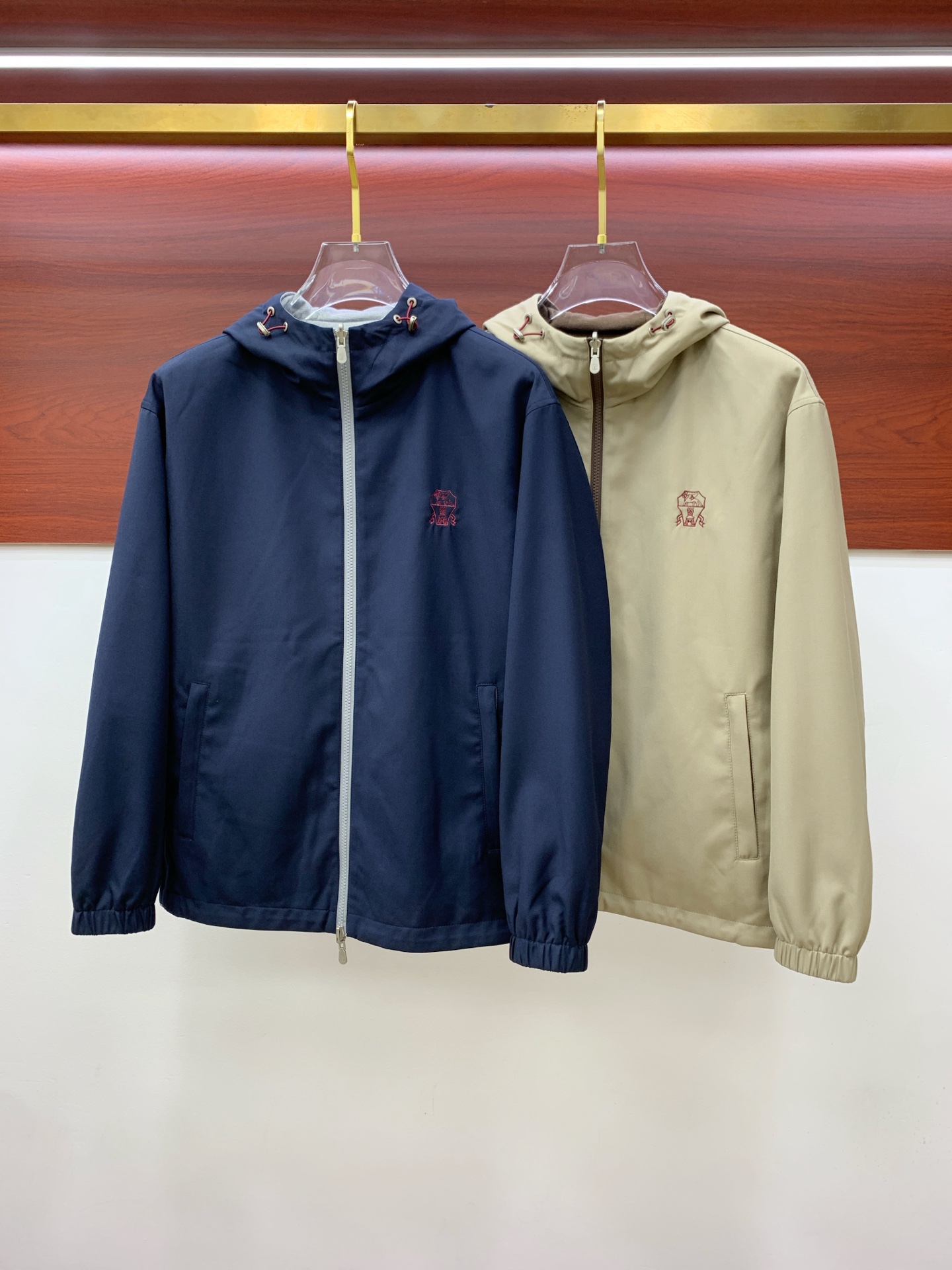 NO:525559,BC Bruti 25ss Early Autumn [New Product] Double-sided hooded windbreaker jacket jacket hits, new casual and fashionable jackets for autumn and winter counters!  Super avant-garde design style, delicate and comfortable, very light and not easy to wrinkle. Multiple craftsmanship The overall design is quite visual, the upper body is casual and stylish, with a certain degree of clarity, absolutely recommended to be at the most cutting-edge fashion temperament, a must-have for urban casualness. Code number M-3XL,, jackets & coats, jackets & coats, hats, alexander wang19860909BC布鲁提25ss早秋【新品】双面穿连帽风衣夹克外套爆款 秋冬专柜新款休闲时尚夹克外套！超前卫设计风格 细腻舒适 穿着非常轻便不易起皱.多重重工艺 整体的设计颇具视觉感,上身休闲有型,有一定的挺括度,绝对走在时尚最尖端的气质感推荐,都市休闲必备.码数M-3XL,,jackets & coats,jackets & coats,hats,alexander wang,Men's clothing