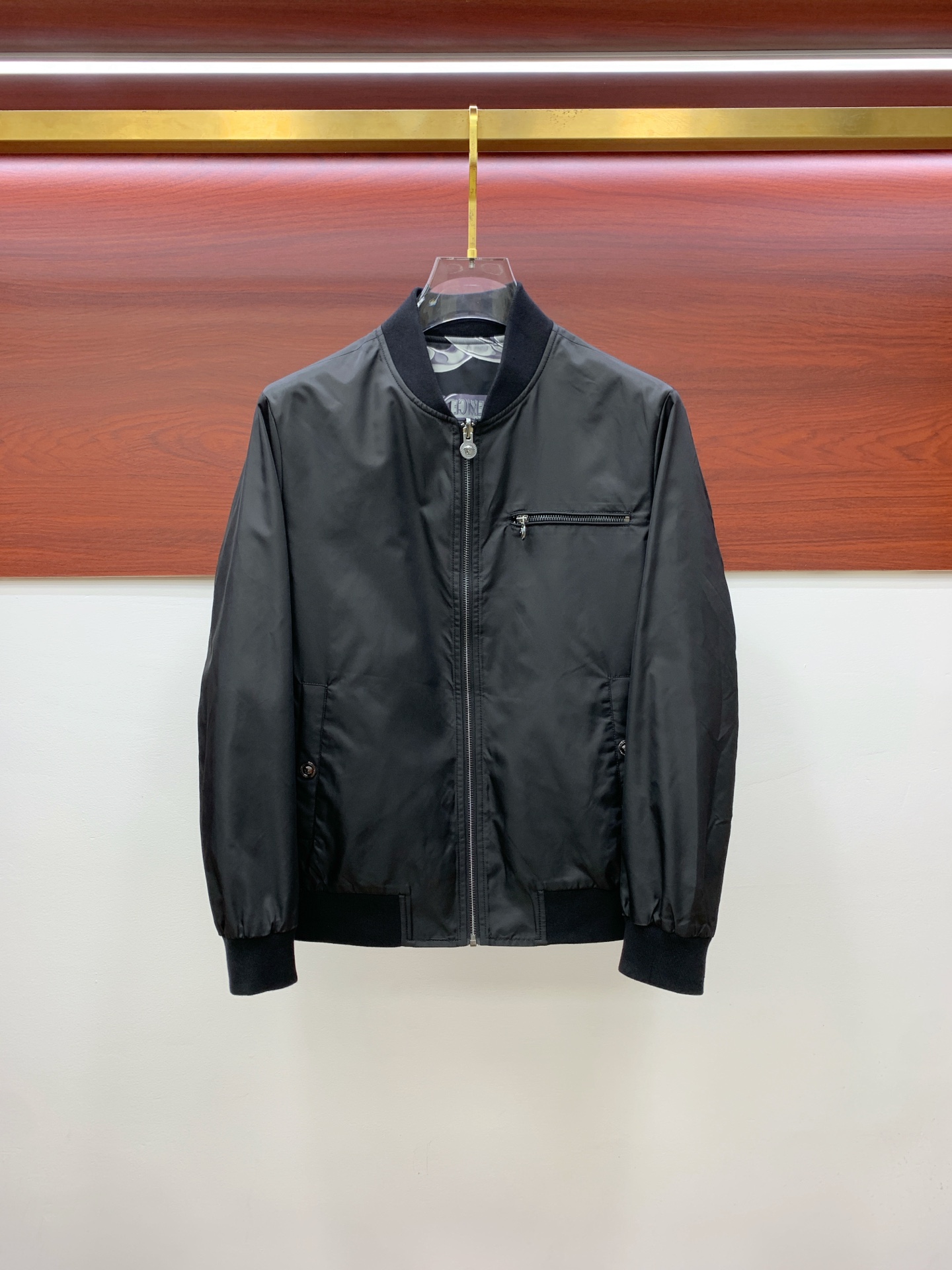 NO:525550,Versace 25ss early autumn [new product] double-sided windbreaker jacket stand-up collar jacket hits new casual and fashionable jackets for autumn and winter counters!  Super avant-garde design style, delicate and comfortable, very light and not easy to wrinkle. Multiple craftsmanship The overall design is quite visual, the upper body is casual and stylish, with a certain degree of clarity, absolutely recommended to be at the most cutting-edge fashion temperament, a must-have for urban casualness. Code number M-3XL, versace, jackets & coats, jackets & coats, alexander wang19860909范思哲25ss早秋【新品】双面穿风衣夹克立领外套爆款 秋冬专柜新款休闲时尚夹克外套！超前卫设计风格 细腻舒适 穿着非常轻便不易起皱.多重重工艺 整体的设计颇具视觉感,上身休闲有型,有一定的挺括度,绝对走在时尚最尖端的气质感推荐,都市休闲必备.码数M-3XL,,versace,jackets & coats,jackets & coats,alexander wang,Men's clothing