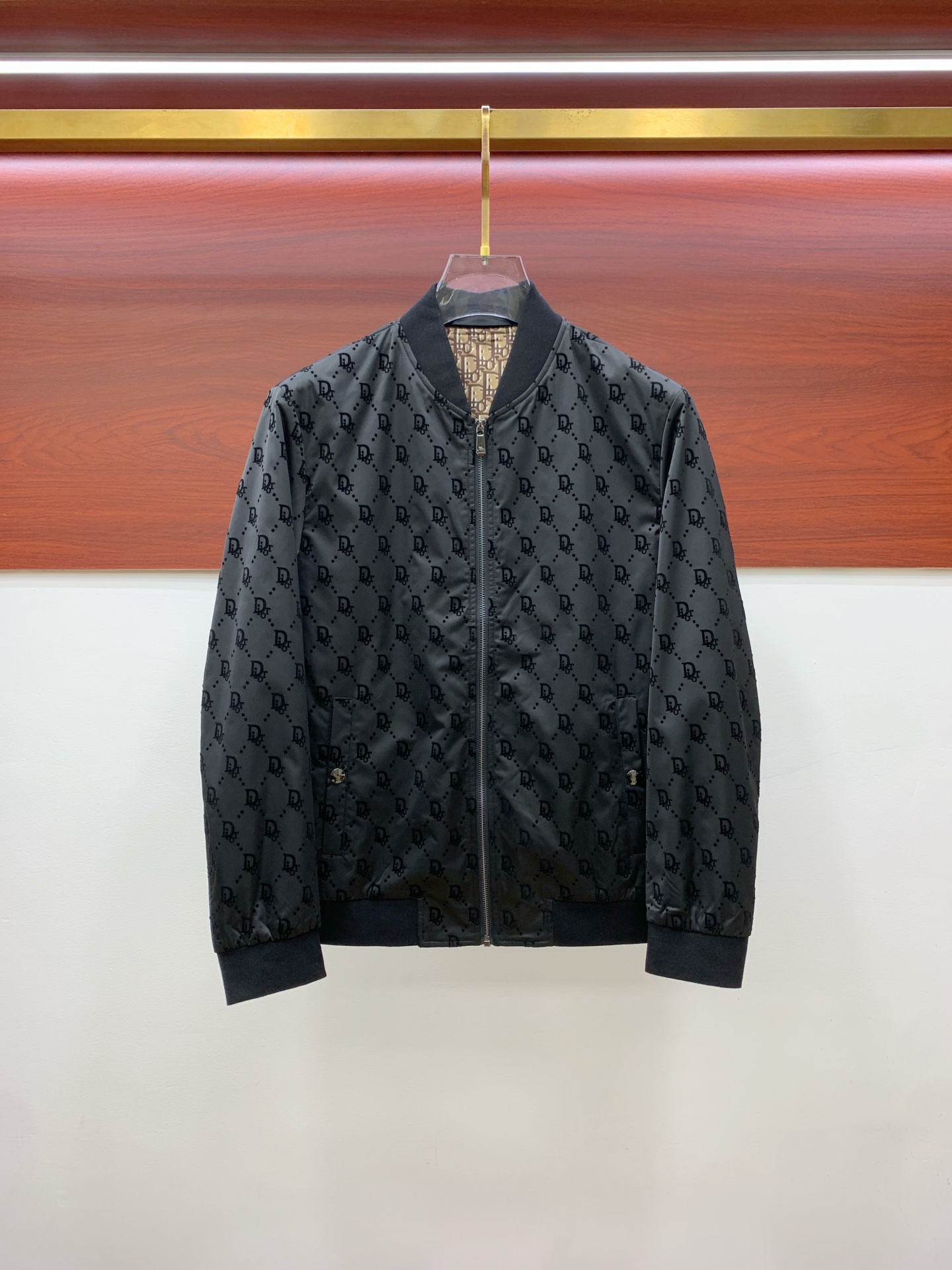 NO:525540,Dior 25ss early autumn [new product] windbreaker stand collar jacket jacket popular, autumn and winter counter new casual and fashionable jacket jacket!  Super avant-garde design style, delicate and comfortable, very light and not easy to wrinkle. Multiple craftsmanship The overall design is quite visual, the upper body is casual and stylish, with a certain degree of clarity, absolutely recommended to be at the most cutting-edge fashion temperament, a must-have for urban casualness. Code number M-3XL, dior, jackets & coats, jackets & coats, alexander wang19860909迪奥25ss早秋【新品】风衣立领夹克外套爆款 秋冬专柜新款休闲时尚夹克外套！超前卫设计风格 细腻舒适 穿着非常轻便不易起皱.多重重工艺 整体的设计颇具视觉感,上身休闲有型,有一定的挺括度,绝对走在时尚最尖端的气质感推荐,都市休闲必备.码数M-3XL,,dior,jackets & coats,jackets & coats,alexander wang,Men's clothing