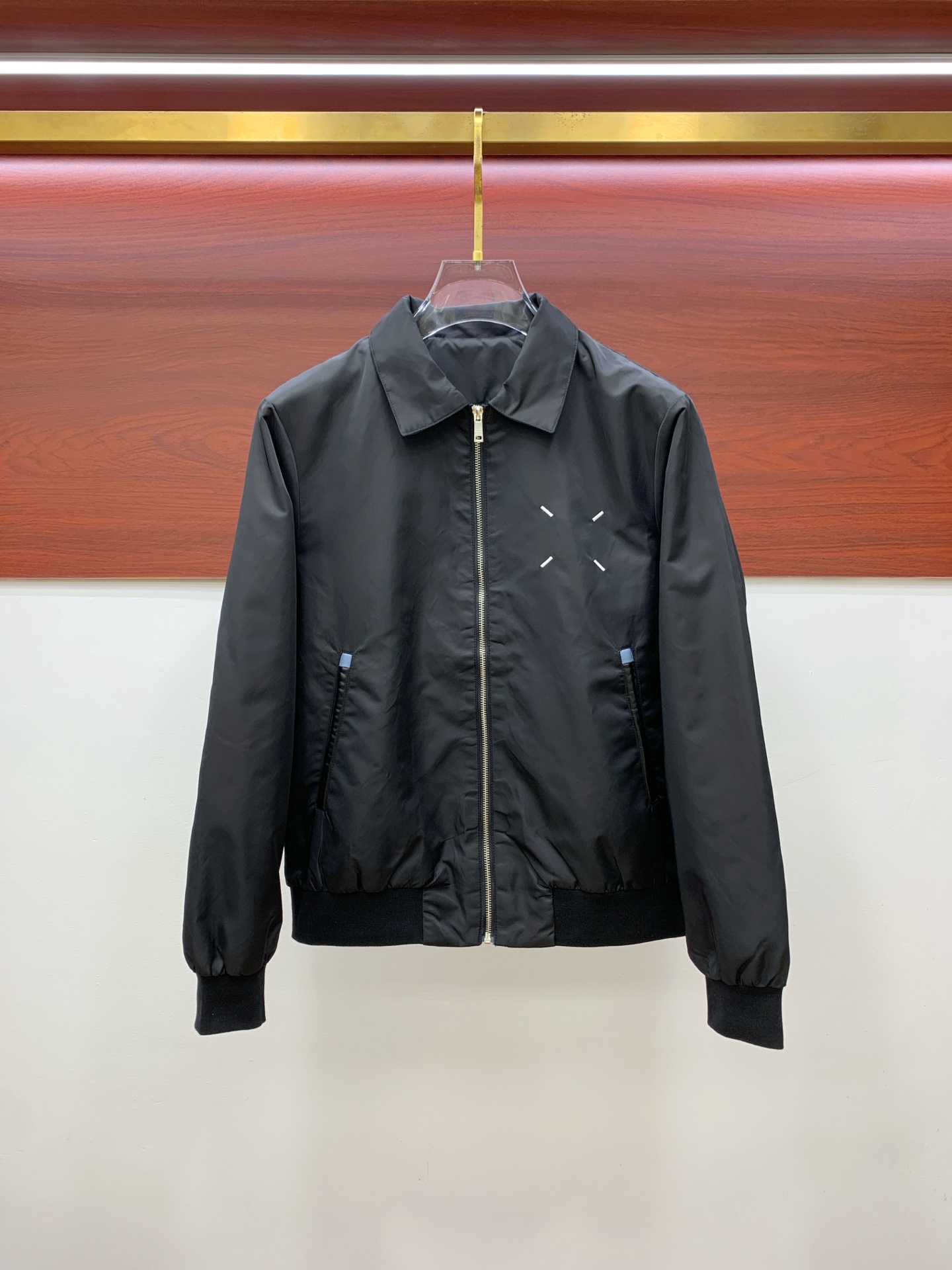 NO:525537,Majila 25ss early autumn [new product] lapel windbreaker stand-up collar jacket jacket popular, autumn and winter counter new casual and fashionable jacket jacket!  Super avant-garde design style, delicate and comfortable, very light and not easy to wrinkle. Multiple craftsmanship The overall design is quite visual, the upper body is casual and stylish, with a certain degree of clarity, absolutely recommended to be at the most cutting-edge fashion temperament, a must-have for urban casualness. Code number M-3XL,,masion margiela,jackets & coats,jackets & coats,alexander wang19860909马吉拉25ss早秋【新品】翻领风衣立领夹克外套爆款 秋冬专柜新款休闲时尚夹克外套！超前卫设计风格 细腻舒适 穿着非常轻便不易起皱.多重重工艺 整体的设计颇具视觉感,上身休闲有型,有一定的挺括度,绝对走在时尚最尖端的气质感推荐,都市休闲必备.码数M-3XL,,masion margiela,jackets & coats,jackets & coats,alexander wang,Men's clothing