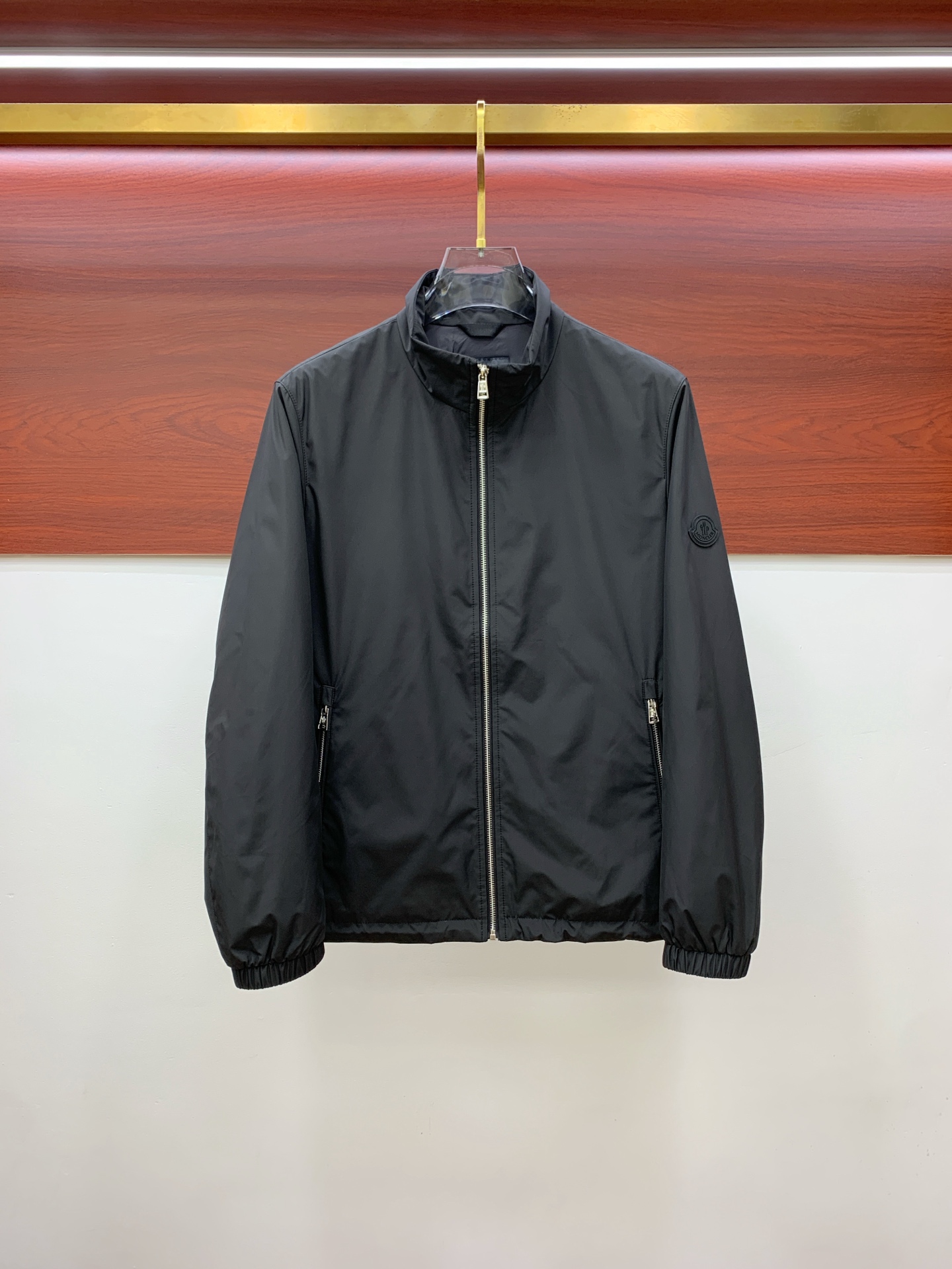 NO:525552,The 25ss early autumn [new product] windbreaker jacket jacket hits the new casual and fashionable jacket for autumn and winter counter!  Super avant-garde design style, delicate and comfortable, very light and not easy to wrinkle. Multiple craftsmanship The overall design is quite visual, the upper body is casual and stylish, with a certain degree of clarity, absolutely recommended to be at the most cutting-edge fashion temperament, a must-have for urban casualness. Code number M-3XL, Moncler, jackets & coats, jackets & coats, alexander wang19860909蒙口25ss早秋【新品】风衣夹克外套爆款 秋冬专柜新款休闲时尚夹克外套！超前卫设计风格 细腻舒适 穿着非常轻便不易起皱.多重重工艺 整体的设计颇具视觉感,上身休闲有型,有一定的挺括度,绝对走在时尚最尖端的气质感推荐,都市休闲必备.码数M-3XL,,Moncler,jackets & coats,jackets & coats,alexander wang,Men's clothing