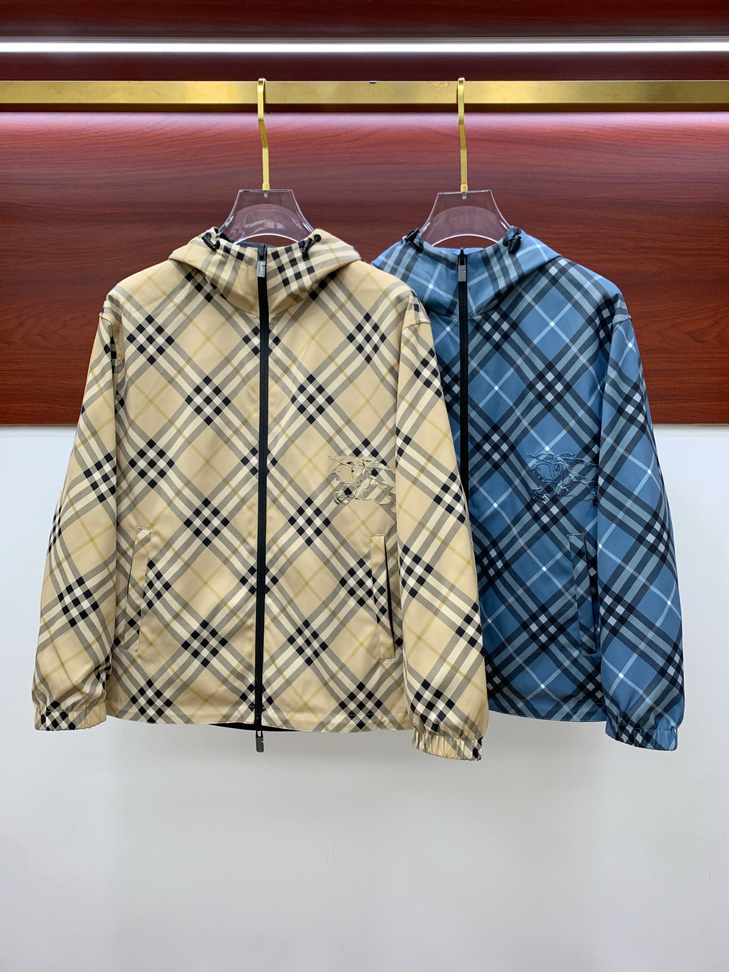 NO:525561,Burberry 25ss early autumn [new product] double-sided hooded windbreaker jacket jacket hits, new casual and fashionable jackets for autumn and winter counters!  Super avant-garde design style, delicate and comfortable, very light and not easy to wrinkle. Multiple craftsmanship The overall design is quite visual, the upper body is casual and stylish, with a certain degree of clarity, absolutely recommended at the most cutting-edge temperament of fashion, a must-have for urban casualness. Code number M-3XL, burberry, jackets & coats, jackets & coats, hats, alexander wang19860909巴宝莉25ss早秋【新品】双面穿连帽风衣夹克外套爆款 秋冬专柜新款休闲时尚夹克外套！超前卫设计风格 细腻舒适 穿着非常轻便不易起皱.多重重工艺 整体的设计颇具视觉感,上身休闲有型,有一定的挺括度,绝对走在时尚最尖端的气质感推荐,都市休闲必备.码数M-3XL,,burberry,jackets & coats,jackets & coats,hats,alexander wang,Men's clothing