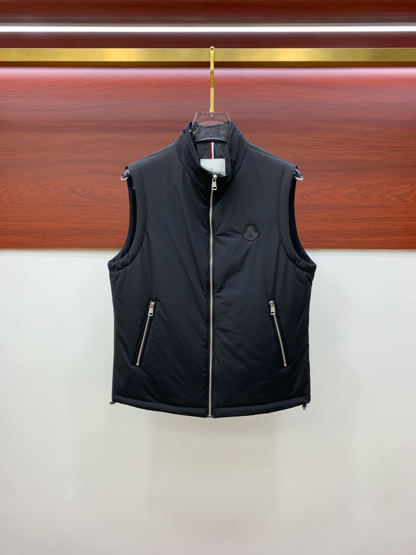 NO:525543,The 25ss early autumn [new product] Cotton jacket with vest jacket is popular, the autumn and winter counter has a new casual jacket!  Super avant-garde design style, delicate and comfortable, very light and not easy to wrinkle. Multiple craftsmanship The overall design is quite visual, the upper body is casual and stylish, with a certain degree of clarity, absolutely recommended to be at the most cutting-edge fashion temperament, a must-have for urban casualness. Code number M-3XL, Moncler, jackets & coats, alexander wang19860909蒙口25ss早秋【新品】棉服马甲外套爆款 秋冬专柜新款休闲外套！超前卫设计风格 细腻舒适 穿着非常轻便不易起皱.多重重工艺 整体的设计颇具视觉感,上身休闲有型,有一定的挺括度,绝对走在时尚最尖端的气质感推荐,都市休闲必备.码数M-3XL,,Moncler,jackets & coats,alexander wang,Men's clothing