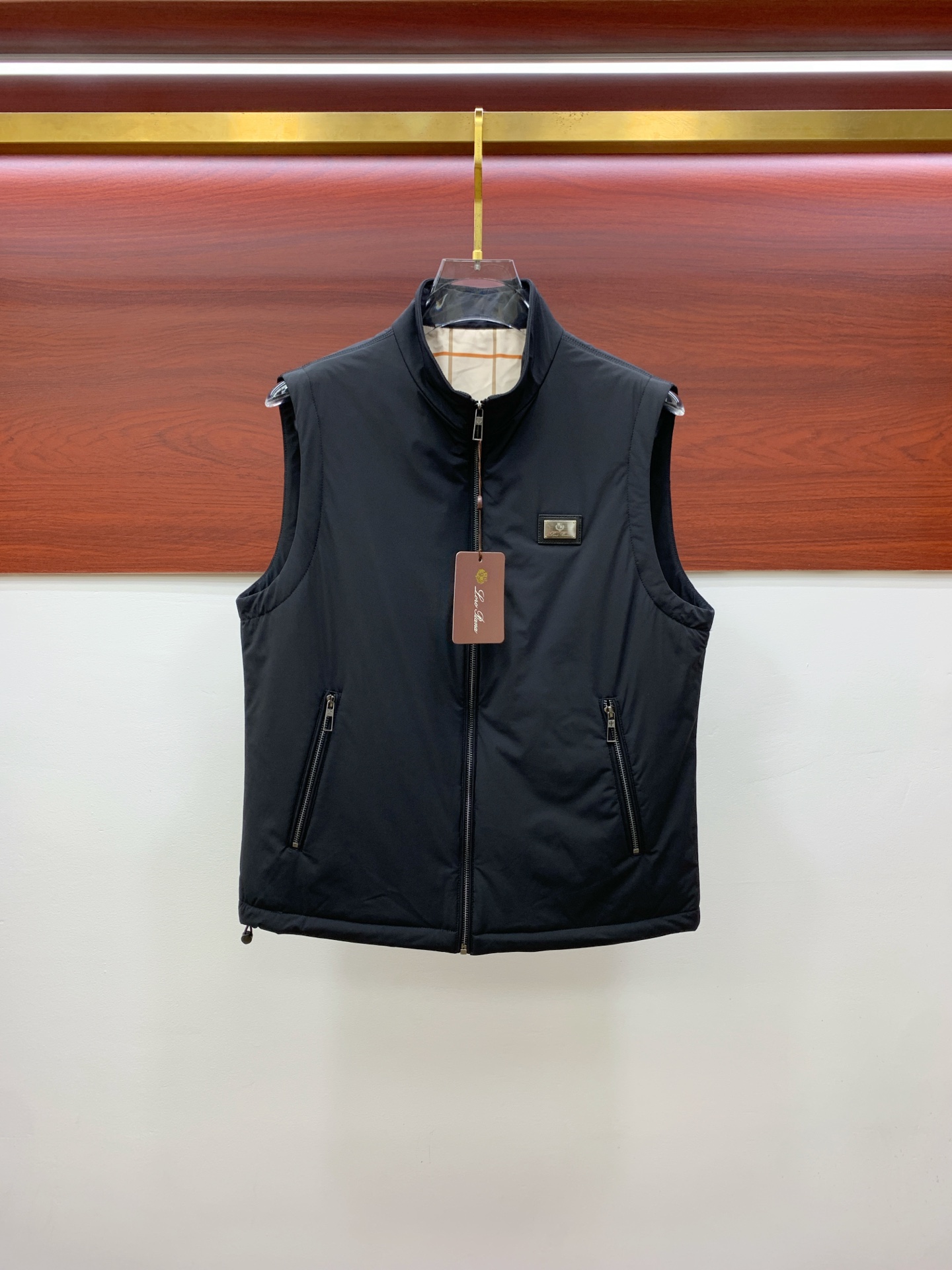 NO:525546,Lss Early Autumn [New Product] Cotton Vest Jackets and New Casual Jackets in Autumn and Winter Counter!  Super avant-garde design style, delicate and comfortable, very light and not easy to wrinkle. Multiple craftsmanship The overall design is quite visual, the upper body is casual and stylish, with a certain degree of clarity, absolutely recommended to be at the most cutting-edge fashion temperament, a must-have for urban casualness. Code number M-3XL, Jackets & coats, alexander wang19860909Lss早秋【新品】棉服马甲外套爆款 秋冬专柜新款休闲外套！超前卫设计风格 细腻舒适 穿着非常轻便不易起皱.多重重工艺 整体的设计颇具视觉感,上身休闲有型,有一定的挺括度,绝对走在时尚最尖端的气质感推荐,都市休闲必备.码数M-3XL,,jackets & coats,alexander wang,Men's clothing