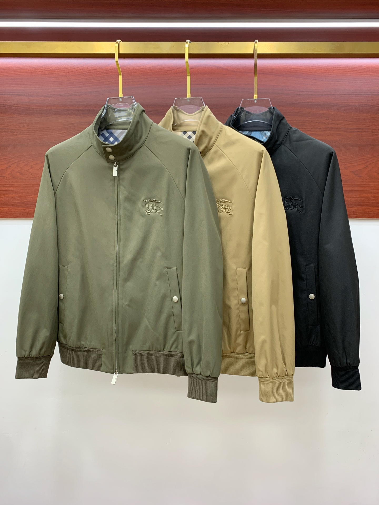 NO:525557,Burberry 25ss early autumn [new product] windbreaker stand collar jacket jacket popular, autumn and winter counter new casual and fashionable jacket jacket!  Super avant-garde design style, delicate and comfortable, very light and not easy to wrinkle. Multiple craftsmanship The overall design is quite visual, the upper body is casual and stylish, with a certain degree of clarity, absolutely recommended to be at the most cutting-edge fashion temperament, a must-have for urban casualness. Code number M-3XL, burberry, jackets & coats, jackets & coats, alexander wang19860909巴宝莉25ss早秋【新品】风衣立领夹克外套爆款 秋冬专柜新款休闲时尚夹克外套！超前卫设计风格 细腻舒适 穿着非常轻便不易起皱.多重重工艺 整体的设计颇具视觉感,上身休闲有型,有一定的挺括度,绝对走在时尚最尖端的气质感推荐,都市休闲必备.码数M-3XL,,burberry,jackets & coats,jackets & coats,alexander wang,Men's clothing