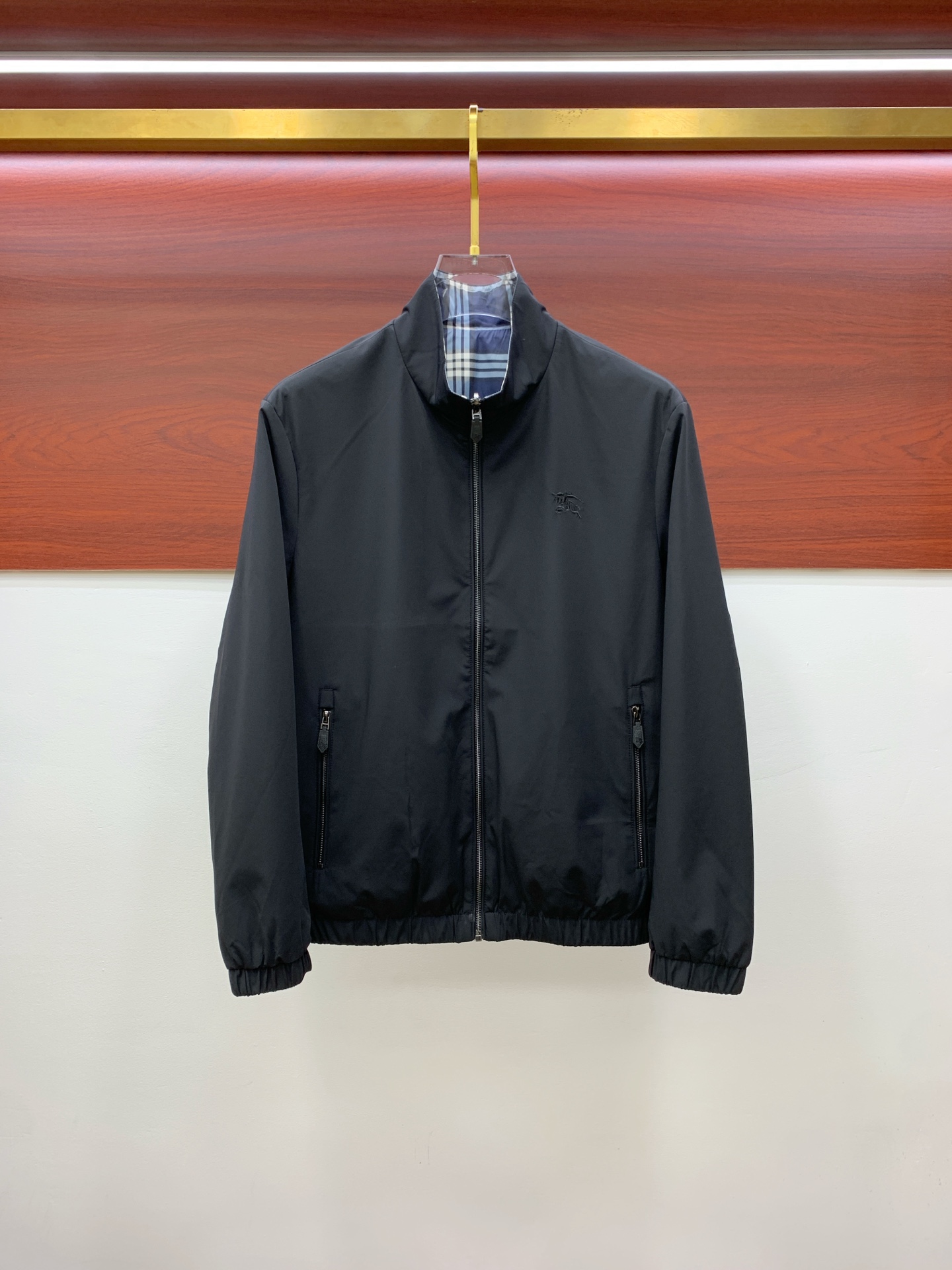 NO:525554,The 25ss masked early autumn [new product] double-sided windbreaker jacket jacket hits, new casual and fashionable jackets for autumn and winter counters!  Super avant-garde design style, delicate and comfortable, very light and not easy to wrinkle. Multiple craftsmanship The overall design is quite visual, the upper body is casual and stylish, with a certain degree of clarity, absolutely recommended to be at the most cutting-edge fashion temperament, a must-have for urban casualness. Code number M-3XL, Moncler, jackets & coats, jackets & coats, alexander wang19860909蒙口25ss早秋【新品】双面穿风衣夹克外套爆款 秋冬专柜新款休闲时尚夹克外套！超前卫设计风格 细腻舒适 穿着非常轻便不易起皱.多重重工艺 整体的设计颇具视觉感,上身休闲有型,有一定的挺括度,绝对走在时尚最尖端的气质感推荐,都市休闲必备.码数M-3XL,,Moncler,jackets & coats,jackets & coats,alexander wang,Men's clothing