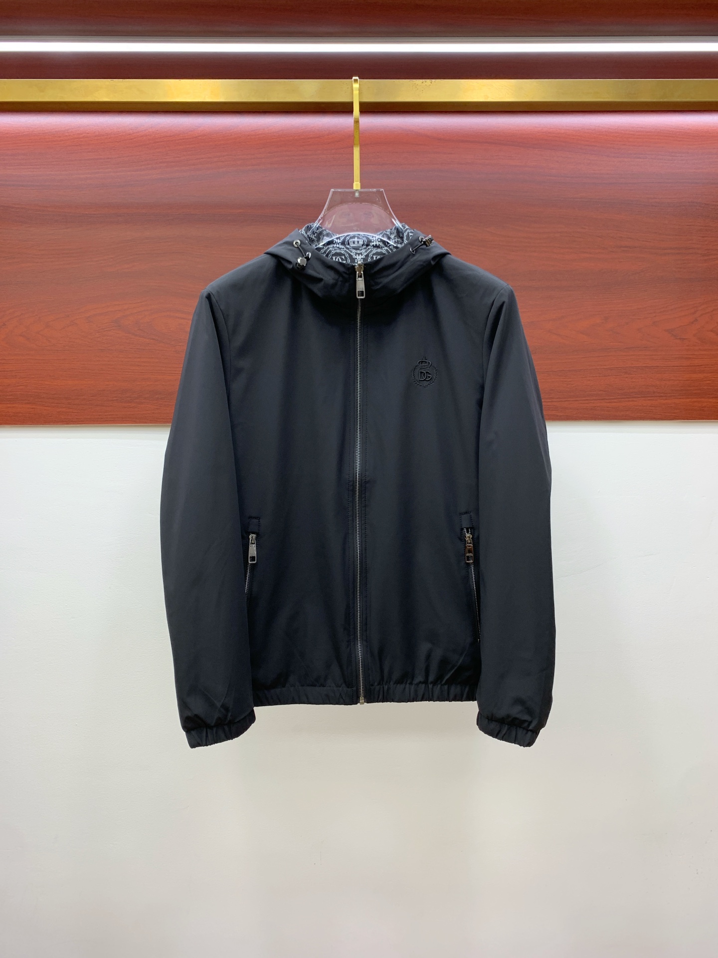 NO:525555,Dolce & Gabbana 25ss early autumn [new product] hooded double-sided windbreaker jacket jacket popular, autumn and winter counter new casual and fashionable jacket jacket!  Super avant-garde design style, delicate and comfortable, very light and not easy to wrinkle. Multiple craftsmanship The overall design is quite visual, the upper body is casual and stylish, with a certain degree of clarity, absolutely recommended to be at the most cutting-edge temperament of fashion, a must-have for urban leisure. Code number M-3XL, Dolce & Gabbana, jackets & coats, jackets & coats, hats, alexander wang19860909杜嘉班纳25ss早秋【新品】连帽双面风衣夹克外套爆款 秋冬专柜新款休闲时尚夹克外套！超前卫设计风格 细腻舒适 穿着非常轻便不易起皱.多重重工艺 整体的设计颇具视觉感,上身休闲有型,有一定的挺括度,绝对走在时尚最尖端的气质感推荐,都市休闲必备.码数M-3XL,,Dolce&Gabbana,jackets & coats,jackets & coats,hats,alexander wang,Men's clothing