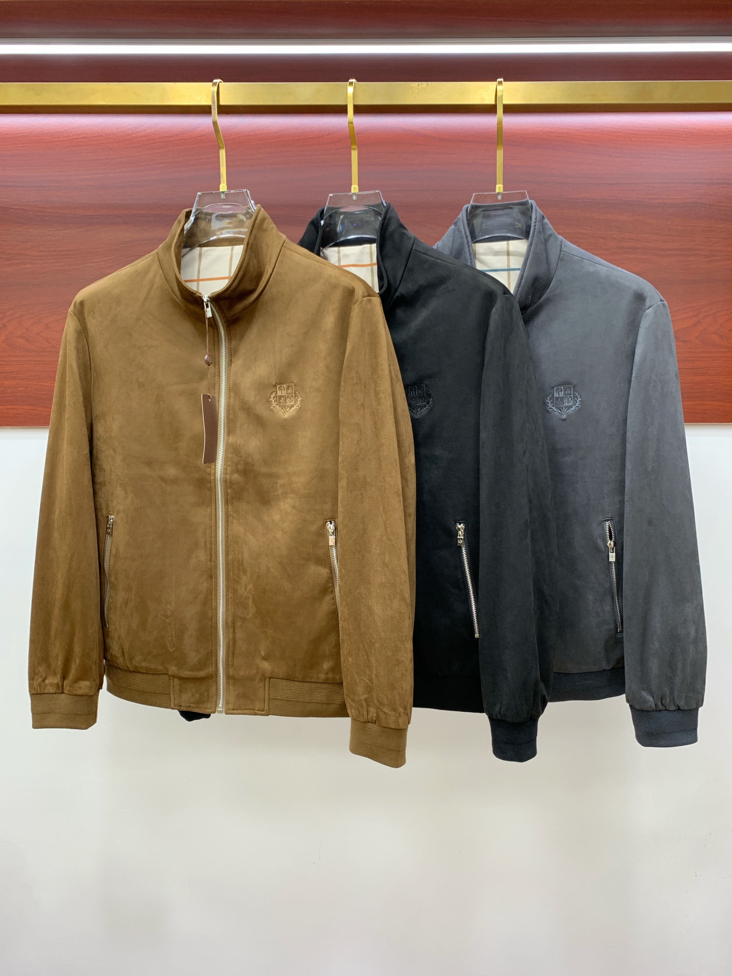 NO:525556,Lss Early Autumn [New Product] Trench coat jacket popular, autumn and winter counter new casual and fashionable jacket!  Super avant-garde design style, delicate and comfortable, very light and not easy to wrinkle. Multiple craftsmanship The overall design is quite visual, the upper body is casual and stylish, with a certain degree of clarity, absolutely recommended to be at the most cutting-edge fashion temperament, a must-have for urban casualness. Code number M-3XL,, jackets & coats, jackets & coats, alexander wang19860909Lss早秋【新品】风衣夹克外套爆款 秋冬专柜新款休闲时尚夹克外套！超前卫设计风格 细腻舒适 穿着非常轻便不易起皱.多重重工艺 整体的设计颇具视觉感,上身休闲有型,有一定的挺括度,绝对走在时尚最尖端的气质感推荐,都市休闲必备.码数M-3XL,,jackets & coats,jackets & coats,alexander wang,Men's clothing