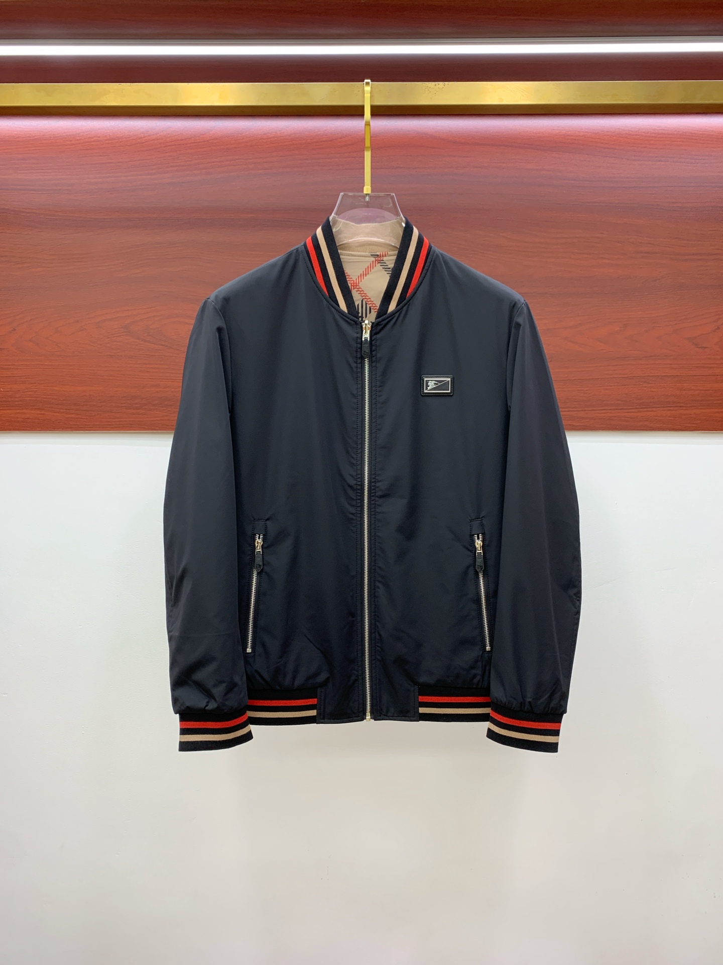 NO:525549,Burberry 25ss early autumn [new product] double-sided windbreaker stand-up collar jacket jacket hits, new casual and fashionable jackets for autumn and winter counters!  Super avant-garde design style, delicate and comfortable, very light and not easy to wrinkle. Multiple craftsmanship The overall design is quite visual, the upper body is casual and stylish, with a certain degree of clarity, absolutely recommended to be at the most cutting-edge fashion temperament, a must-have for urban casualness. Code number M-3XL, burberry, jackets & coats, jackets & coats, alexander wang19860909巴宝莉25ss早秋【新品】双面穿风衣立领夹克外套爆款 秋冬专柜新款休闲时尚夹克外套！超前卫设计风格 细腻舒适 穿着非常轻便不易起皱.多重重工艺 整体的设计颇具视觉感,上身休闲有型,有一定的挺括度,绝对走在时尚最尖端的气质感推荐,都市休闲必备.码数M-3XL,,burberry,jackets & coats,jackets & coats,alexander wang,Men's clothing