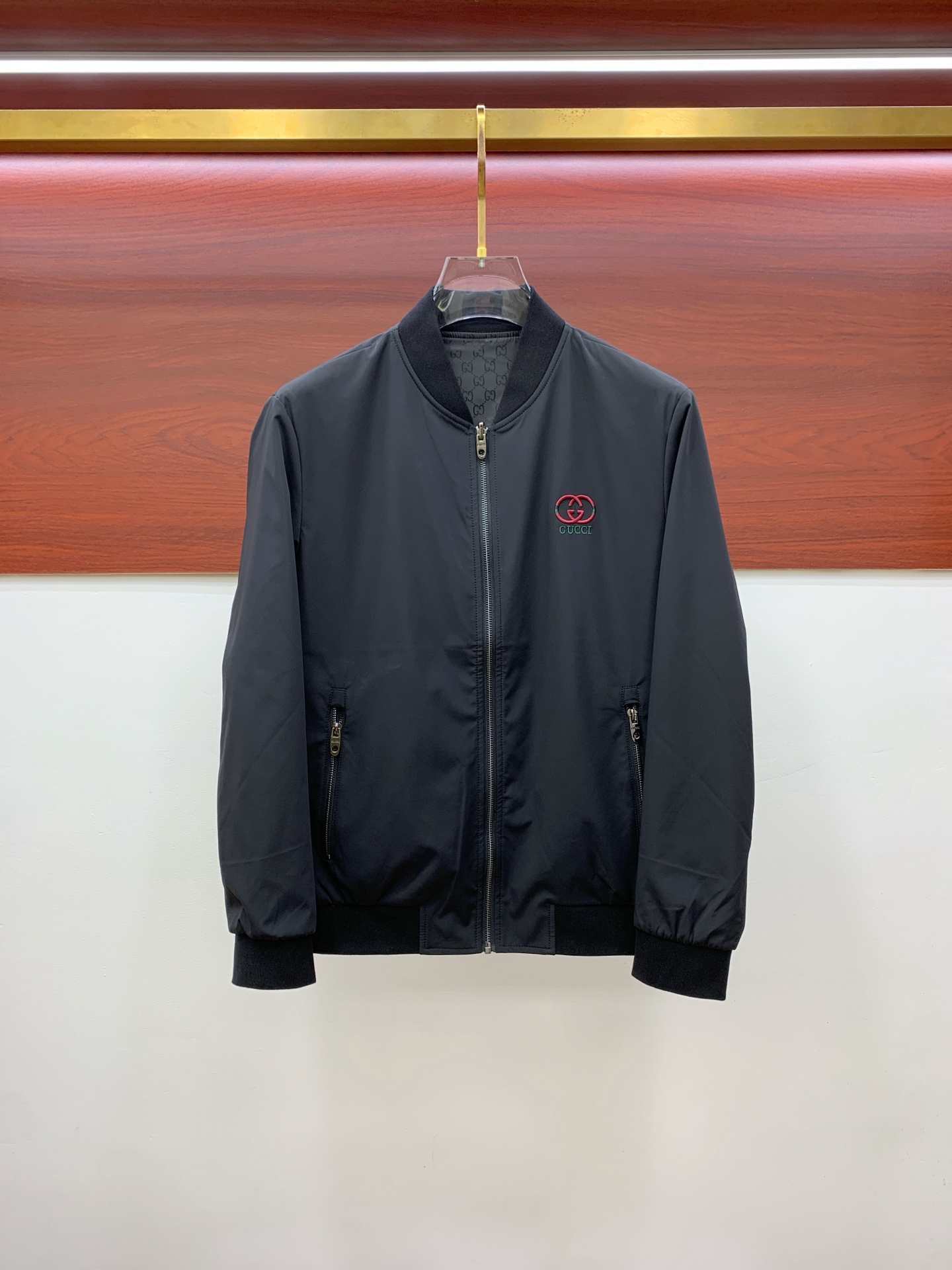 NO:525534,Gucci 25ss early autumn [new product] double-sided windbreaker stand-up collar jacket popular, autumn and winter counter new casual and fashionable jacket!  Super avant-garde design style, delicate and comfortable, very light and not easy to wrinkle. Multiple craftsmanship The overall design is quite visual, the upper body is casual and stylish, with a certain degree of clarity, absolutely recommended to be at the most cutting-edge fashion temperament, a must-have for urban casualness. Code number M-3XL, gucci, jackets & coats, jackets & coats, alexander wang19860909古驰25ss早秋【新品】双面穿风衣立领夹克外套爆款 秋冬专柜新款休闲时尚夹克外套！超前卫设计风格 细腻舒适 穿着非常轻便不易起皱.多重重工艺 整体的设计颇具视觉感,上身休闲有型,有一定的挺括度,绝对走在时尚最尖端的气质感推荐,都市休闲必备.码数M-3XL,,gucci,jackets & coats,jackets & coats,alexander wang,Men's clothing