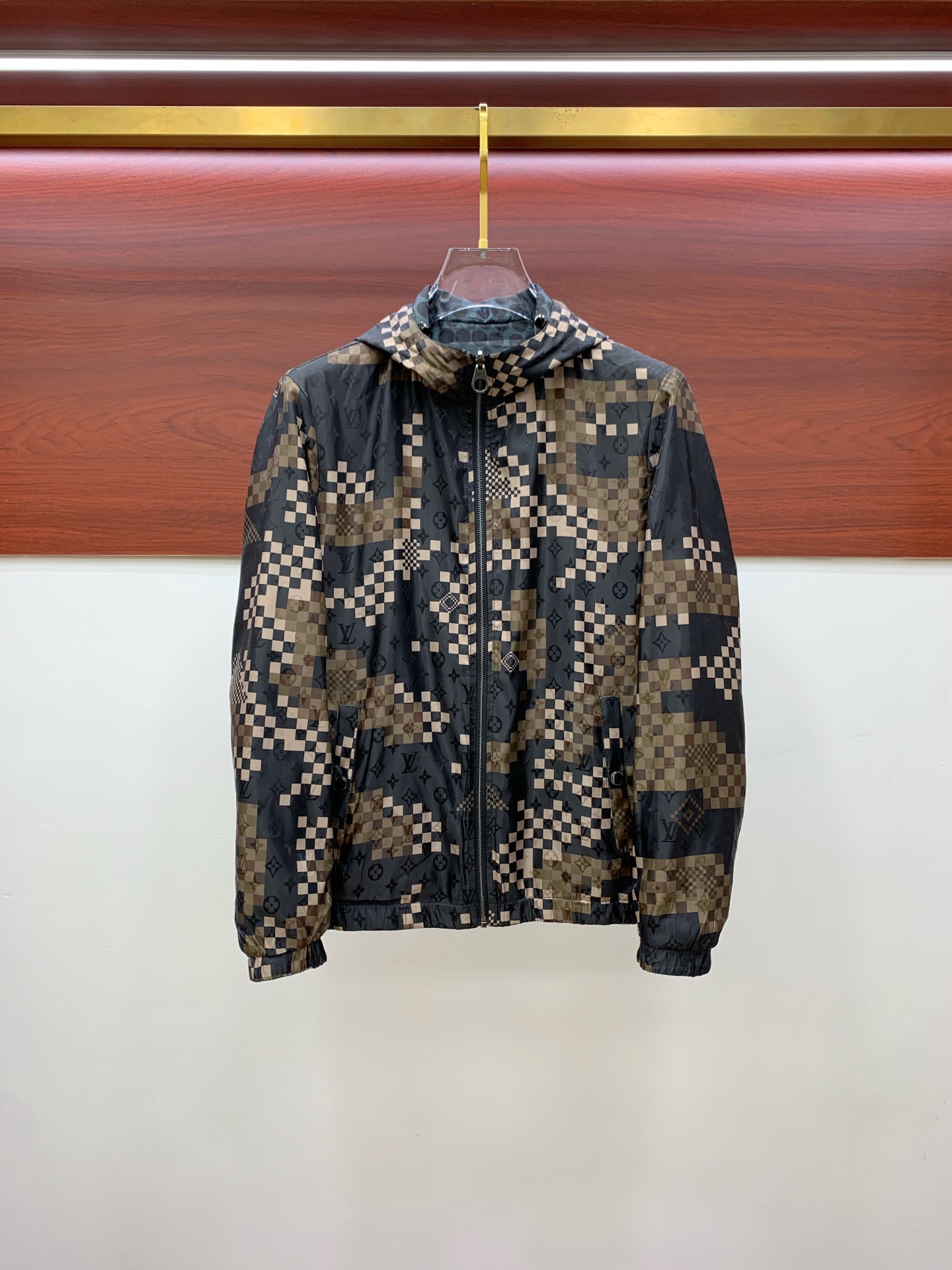 NO:525526,LV 25ss Early Autumn [New Product] Hooded double-sided windbreaker jacket jacket popular. New casual and fashionable jacket for autumn and winter counter!  Super avant-garde design style, delicate and comfortable, very light and not easy to wrinkle. Multiple craftsmanship The overall design is quite visual, the upper body is casual and stylish, with a certain degree of clarity, absolutely recommended to be at the most cutting-edge temperament of fashion, a must-have for urban casualness. Number M-3XL, louis vuitton, jackets & coats, jackets & coats, hats, alexander wang19860909LV 25ss早秋【新品】连帽双面穿风衣夹克外套爆款 秋冬专柜新款休闲时尚夹克外套！超前卫设计风格 细腻舒适 穿着非常轻便不易起皱.多重重工艺 整体的设计颇具视觉感,上身休闲有型,有一定的挺括度,绝对走在时尚最尖端的气质感推荐,都市休闲必备.码数M-3XL,,louis vuitton,jackets & coats,jackets & coats,hats,alexander wang,Men's clothing