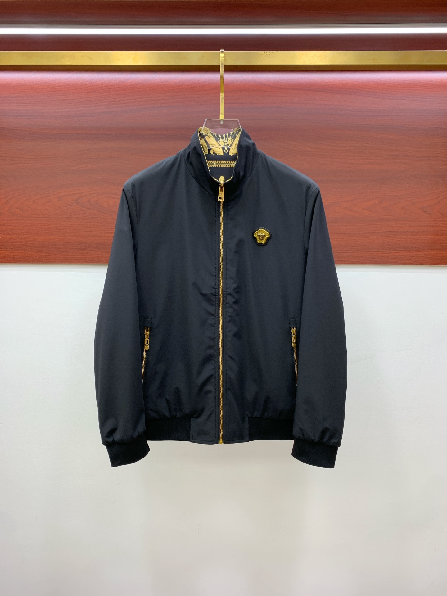 NO:525529,Versace 25ss early autumn [new product] double-sided windbreaker jacket jacket hits, new casual and fashionable jackets for autumn and winter counters!  Super avant-garde design style, delicate and comfortable, very light and not easy to wrinkle. Multiple craftsmanship The overall design is quite visual, the upper body is casual and stylish, with a certain degree of clarity, absolutely recommended to be at the most cutting-edge fashion temperament, a must-have for urban casualness. Code number M-3XL, versace, jackets & coats, jackets & coats, alexander wang19860909范思哲25ss早秋【新品】双面穿风衣夹克外套爆款 秋冬专柜新款休闲时尚夹克外套！超前卫设计风格 细腻舒适 穿着非常轻便不易起皱.多重重工艺 整体的设计颇具视觉感,上身休闲有型,有一定的挺括度,绝对走在时尚最尖端的气质感推荐,都市休闲必备.码数M-3XL,,versace,jackets & coats,jackets & coats,alexander wang,Men's clothing