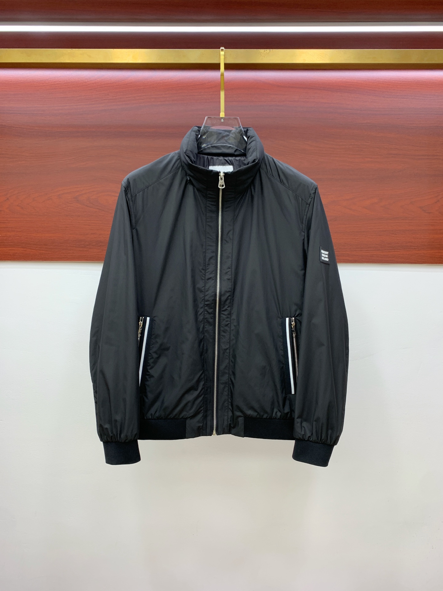 NO:525532,Burberry 25ss early autumn [new product] windbreaker jacket jacket popular, autumn and winter counter new casual and fashionable jacket jacket!  Super avant-garde design style, delicate and comfortable, very light and not easy to wrinkle. Multiple craftsmanship The overall design is quite visual, the upper body is casual and stylish, with a certain degree of clarity, absolutely recommended to be at the most cutting-edge fashion temperament, a must-have for urban casualness. Code number M-3XL, burberry, jackets & coats, jackets & coats, alexander wang19860909巴宝莉25ss早秋【新品】风衣夹克外套爆款 秋冬专柜新款休闲时尚夹克外套！超前卫设计风格 细腻舒适 穿着非常轻便不易起皱.多重重工艺 整体的设计颇具视觉感,上身休闲有型,有一定的挺括度,绝对走在时尚最尖端的气质感推荐,都市休闲必备.码数M-3XL,,burberry,jackets & coats,jackets & coats,alexander wang,Men's clothing