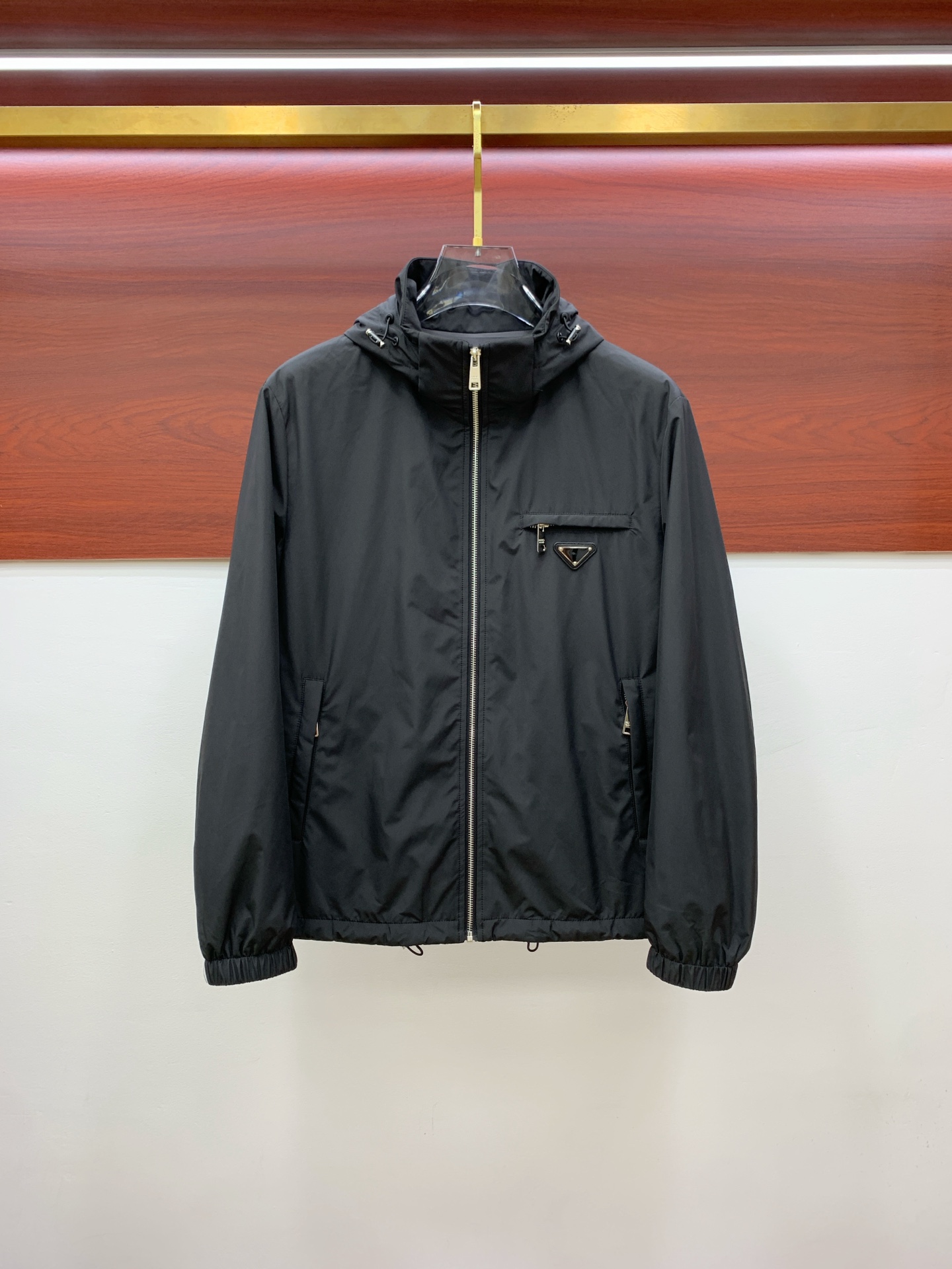 NO:525535,Prada 25ss early autumn [new product] hooded windbreaker jacket jacket popular, autumn and winter counter new casual and fashionable jacket jacket!  Super avant-garde design style, delicate and comfortable, very light and not easy to wrinkle. Multiple craftsmanship The overall design is quite visual, the upper body is casual and stylish, with a certain degree of clarity, absolutely recommended to be at the most cutting-edge fashion temperament, a must-have for urban casualness. Code number M-3XL, prada, jackets & coats, jackets & coats, hats, alexander wang19860909普拉达25ss早秋【新品】连帽风衣夹克外套爆款 秋冬专柜新款休闲时尚夹克外套！超前卫设计风格 细腻舒适 穿着非常轻便不易起皱.多重重工艺 整体的设计颇具视觉感,上身休闲有型,有一定的挺括度,绝对走在时尚最尖端的气质感推荐,都市休闲必备.码数M-3XL,,prada,jackets & coats,jackets & coats,hats,alexander wang,Men's clothing