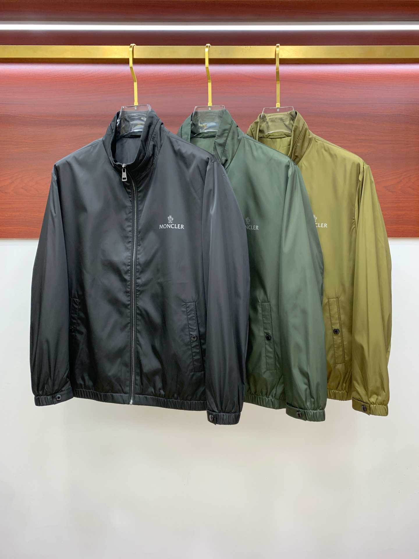 NO:525538,The 25ss early autumn [new product] windbreaker jacket jacket hits the new casual and fashionable jacket for autumn and winter counter!  Super avant-garde design style, delicate and comfortable, very light and not easy to wrinkle. Multiple craftsmanship The overall design is quite visual, the upper body is casual and stylish, with a certain degree of clarity, absolutely recommended to be at the most cutting-edge fashion temperament, a must-have for urban casualness. Code number M-3XL, Moncler, jackets & coats, jackets & coats, alexander wang19860909蒙口25ss早秋【新品】风衣夹克外套爆款 秋冬专柜新款休闲时尚夹克外套！超前卫设计风格 细腻舒适 穿着非常轻便不易起皱.多重重工艺 整体的设计颇具视觉感,上身休闲有型,有一定的挺括度,绝对走在时尚最尖端的气质感推荐,都市休闲必备.码数M-3XL,,Moncler,jackets & coats,jackets & coats,alexander wang,Men's clothing