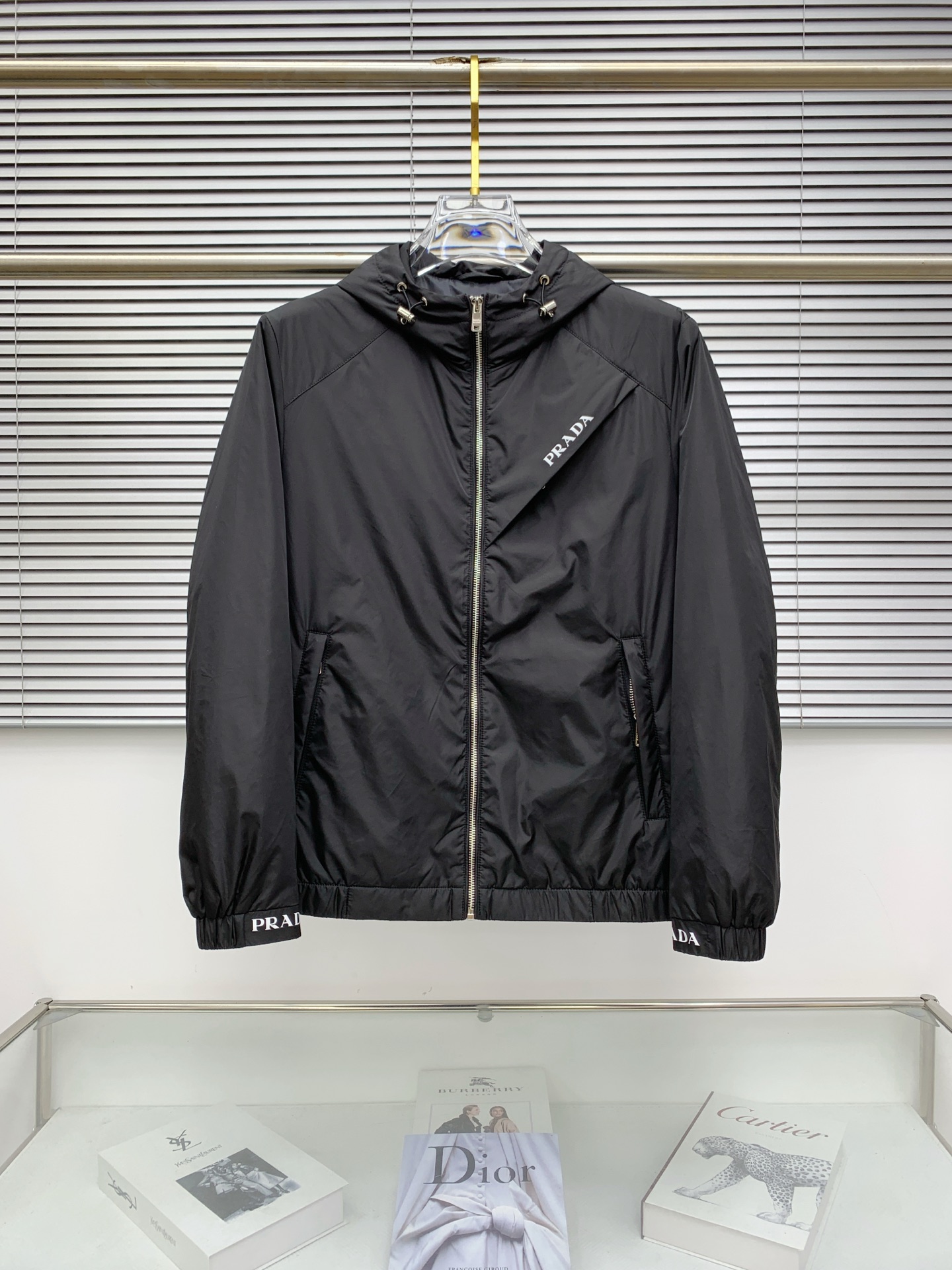 NO:528819,Prada 25ss early autumn [new product] hooded windbreaker jacket jacket popular, autumn and winter counter new casual and fashionable jacket jacket!  Super avant-garde design style, delicate and comfortable, very light and not easy to wrinkle. Multiple craftsmanship The overall design is quite visual, the upper body is casual and stylish, with a certain degree of clarity, absolutely recommended to be at the most cutting-edge fashion temperament, a must-have for urban casualness. Code number M-3XL, prada, jackets & coats, jackets & coats, hats, alexander wang19860909普拉达25ss早秋【新品】连帽风衣夹克外套爆款 秋冬专柜新款休闲时尚夹克外套！超前卫设计风格 细腻舒适 穿着非常轻便不易起皱.多重重工艺 整体的设计颇具视觉感,上身休闲有型,有一定的挺括度,绝对走在时尚最尖端的气质感推荐,都市休闲必备.码数M-3XL,,prada,jackets & coats,jackets & coats,hats,alexander wang,Men's clothing