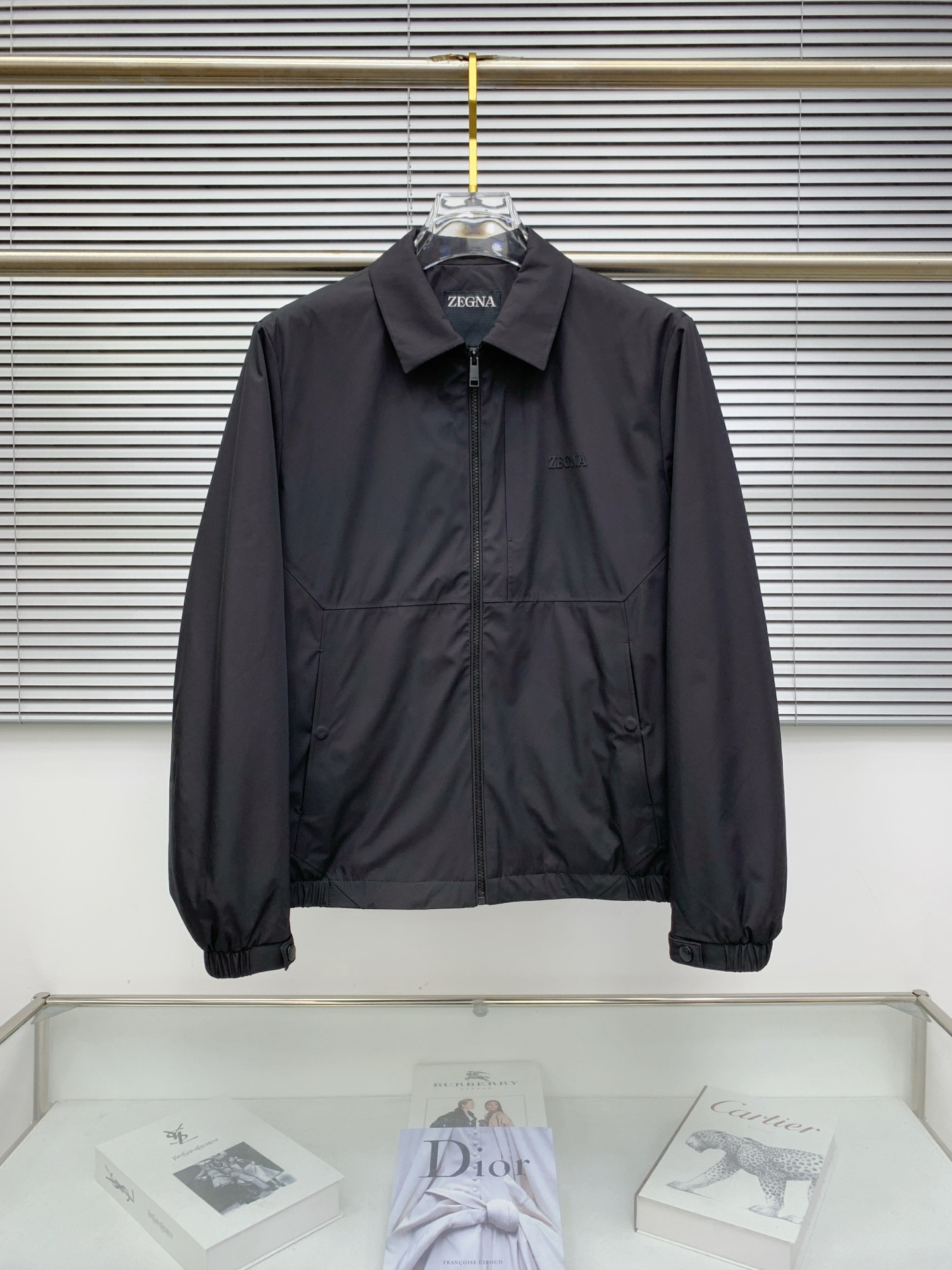 NO:528822,Zenia 25ss early autumn [new product] lapel windbreaker jacket jacket popular, autumn and winter counter new casual and fashionable jacket jacket!  Super avant-garde design style, delicate and comfortable, very light and not easy to wrinkle. Multiple craftsmanship The overall design is quite visual, the upper body is casual and stylish, with a certain degree of clarity, absolutely recommended to be at the most cutting-edge fashion temperament, a must-have for urban casualness. Code number M-3XL, zegna, jackets & coats, jackets & coats, alexander wang19860909杰尼亚25ss早秋【新品】翻领风衣夹克外套爆款 秋冬专柜新款休闲时尚夹克外套！超前卫设计风格 细腻舒适 穿着非常轻便不易起皱.多重重工艺 整体的设计颇具视觉感,上身休闲有型,有一定的挺括度,绝对走在时尚最尖端的气质感推荐,都市休闲必备.码数M-3XL,,zegna,jackets & coats,jackets & coats,alexander wang,Men's clothing