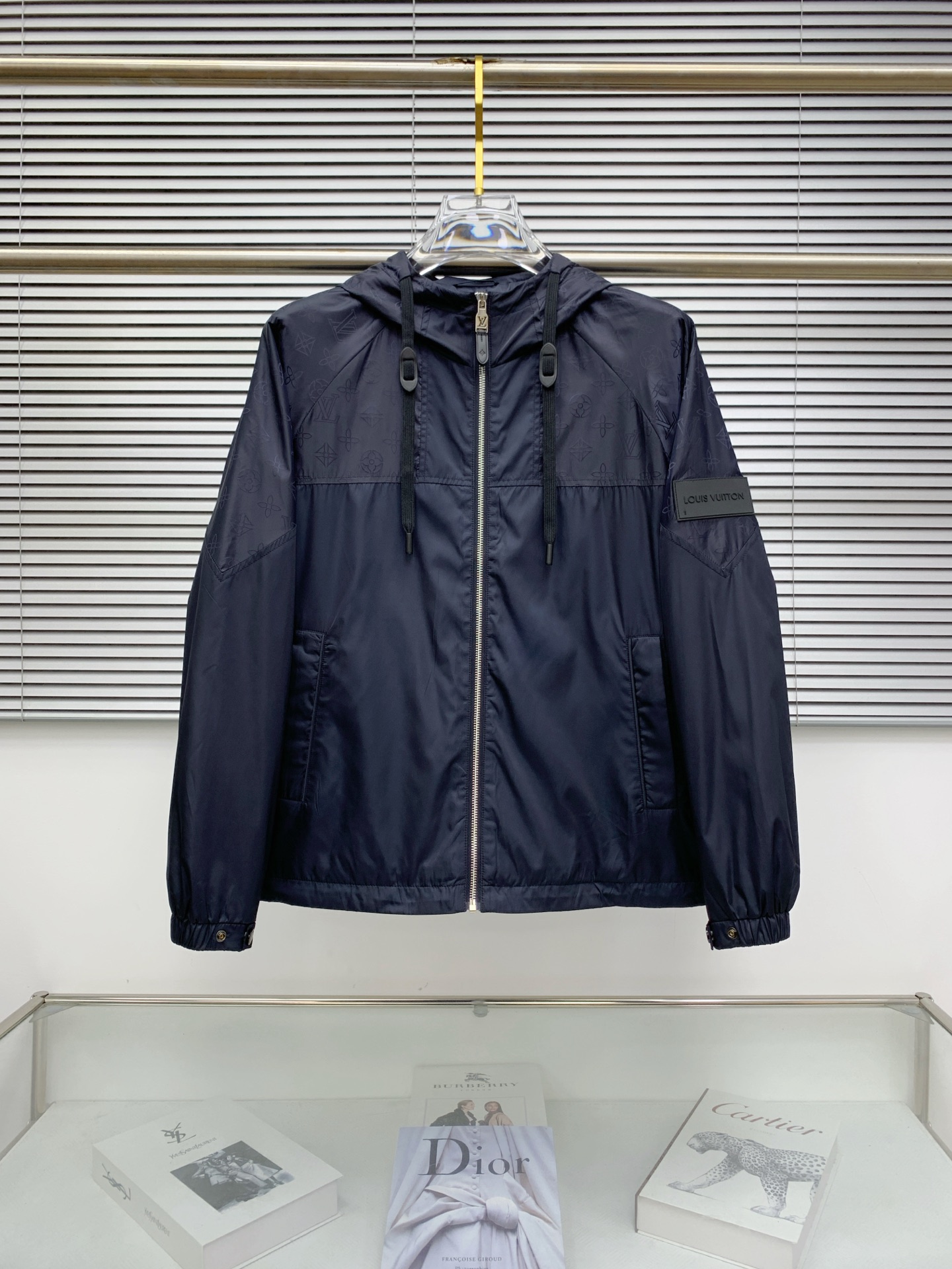 NO:528825,LV 25ss Early Autumn [New Product] Hooded Wind Clothes Jacket Jacket Hot New Style Casual Fashion Jacket Jacket in Autumn and Winter Counter!  Super avant-garde design style, delicate and comfortable, very light and not easy to wrinkle. Multiple craftsmanship The overall design is quite visual, the upper body is casual and stylish, with a certain degree of clarity, absolutely recommended to be at the most cutting-edge temperament of fashion, a must-have for urban casualness. Number M-3XL, louis vuitton, jackets & coats, jackets & coats, hats, alexander wang19860909LV 25ss早秋【新品】连帽风衣夹克外套爆款 秋冬专柜新款休闲时尚夹克外套！超前卫设计风格 细腻舒适 穿着非常轻便不易起皱.多重重工艺 整体的设计颇具视觉感,上身休闲有型,有一定的挺括度,绝对走在时尚最尖端的气质感推荐,都市休闲必备.码数M-3XL,,louis vuitton,jackets & coats,jackets & coats,hats,alexander wang,Men's clothing