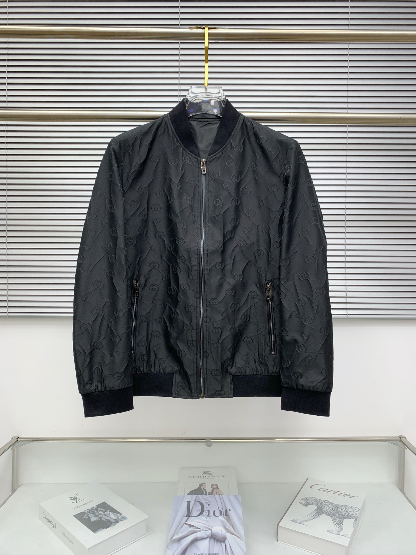 NO:528831,Gucci 25ss early autumn [new product] windbreaker jacket jacket popular, autumn and winter counter new casual and fashionable jacket jacket!  Super avant-garde design style, delicate and comfortable, very light and not easy to wrinkle. Multiple craftsmanship The overall design is quite visual, the upper body is casual and stylish, with a certain degree of clarity, absolutely recommended to be at the most cutting-edge fashion temperament, a must-have for urban casualness. Code number M-3XL, gucci, jackets & coats, jackets & coats, alexander wang19860909古驰25ss早秋【新品】风衣夹克外套爆款 秋冬专柜新款休闲时尚夹克外套！超前卫设计风格 细腻舒适 穿着非常轻便不易起皱.多重重工艺 整体的设计颇具视觉感,上身休闲有型,有一定的挺括度,绝对走在时尚最尖端的气质感推荐,都市休闲必备.码数M-3XL,,gucci,jackets & coats,jackets & coats,alexander wang,Men's clothing