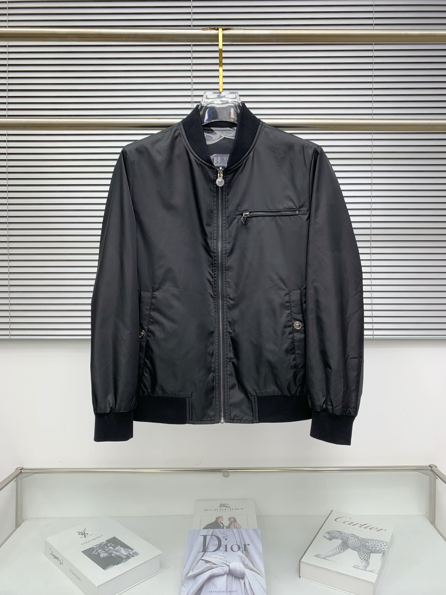 NO:528834,Versace 25ss early autumn [new product] double-sided windbreaker jacket stand-up collar jacket hits new casual and fashionable jackets for autumn and winter counters!  Super avant-garde design style, delicate and comfortable, very light and not easy to wrinkle. Multiple craftsmanship The overall design is quite visual, the upper body is casual and stylish, with a certain degree of clarity, absolutely recommended to be at the most cutting-edge fashion temperament, a must-have for urban casualness. Code number M-3XL, versace, jackets & coats, jackets & coats, alexander wang19860909范思哲25ss早秋【新品】双面穿风衣夹克立领外套爆款 秋冬专柜新款休闲时尚夹克外套！超前卫设计风格 细腻舒适 穿着非常轻便不易起皱.多重重工艺 整体的设计颇具视觉感,上身休闲有型,有一定的挺括度,绝对走在时尚最尖端的气质感推荐,都市休闲必备.码数M-3XL,,versace,jackets & coats,jackets & coats,alexander wang,Men's clothing