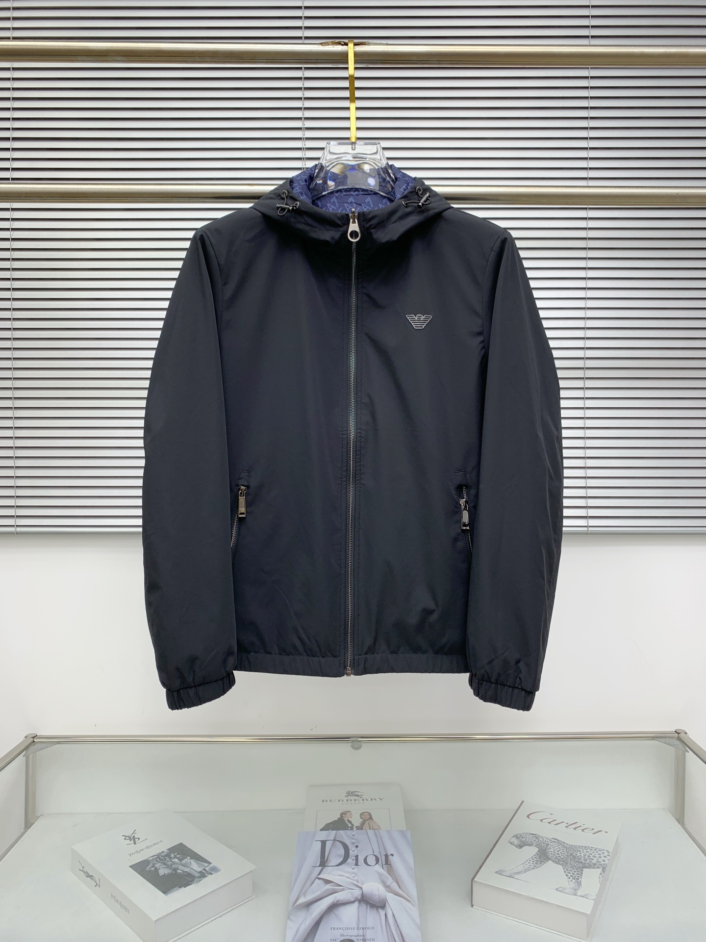 NO:528835,Armani 25ss early autumn [new product] double-sided hooded windbreaker jacket jacket hits new casual and fashionable jackets for autumn and winter counters!  Super avant-garde design style, delicate and comfortable, very light and not easy to wrinkle. Multiple craftsmanship The overall design is quite visual, the upper body is casual and stylish, with a certain degree of clarity, absolutely recommended to be at the most cutting-edge temperament of fashion, a must-have for urban casualness. Code number M-3XL, armani, jackets & coats, jackets & coats, hats, alexander wang19860909阿玛尼25ss早秋【新品】双面穿连帽风衣夹克外套爆款 秋冬专柜新款休闲时尚夹克外套！超前卫设计风格 细腻舒适 穿着非常轻便不易起皱.多重重工艺 整体的设计颇具视觉感,上身休闲有型,有一定的挺括度,绝对走在时尚最尖端的气质感推荐,都市休闲必备.码数M-3XL,,armani,jackets & coats,jackets & coats,hats,alexander wang,Men's clothing