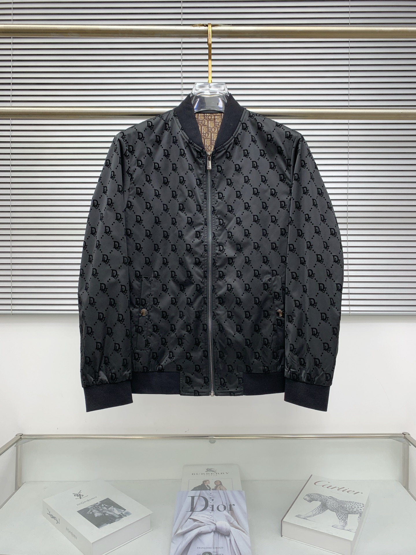 NO:528837,Dior 25ss early autumn [new product] windbreaker stand collar jacket jacket popular, autumn and winter counter new casual and fashionable jacket jacket!  Super avant-garde design style, delicate and comfortable, very light and not easy to wrinkle. Multiple craftsmanship The overall design is quite visual, the upper body is casual and stylish, with a certain degree of clarity, absolutely recommended to be at the most cutting-edge fashion temperament, a must-have for urban casualness. Code number M-3XL, dior, jackets & coats, jackets & coats, alexander wang19860909迪奥25ss早秋【新品】风衣立领夹克外套爆款 秋冬专柜新款休闲时尚夹克外套！超前卫设计风格 细腻舒适 穿着非常轻便不易起皱.多重重工艺 整体的设计颇具视觉感,上身休闲有型,有一定的挺括度,绝对走在时尚最尖端的气质感推荐,都市休闲必备.码数M-3XL,,dior,jackets & coats,jackets & coats,alexander wang,Men's clothing