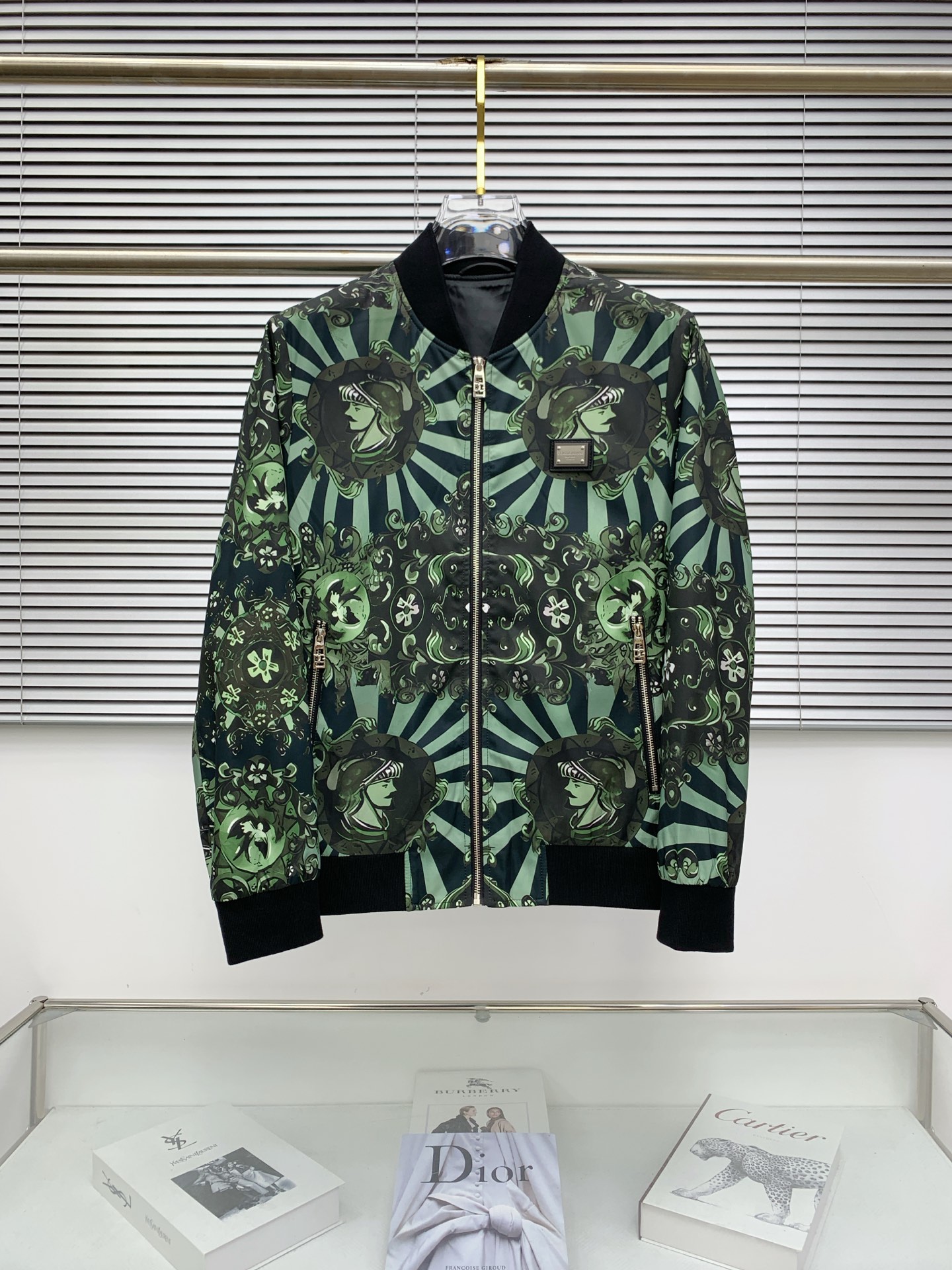 NO:528839,Dolce & Gabbana 25ss early autumn [new product] windbreaker jacket jacket popular, autumn and winter counter new casual and fashionable jacket jacket!  Super avant-garde design style, delicate and comfortable, very light and not easy to wrinkle. Multiple craftsmanship The overall design is quite visual, the upper body is casual and stylish, with a certain degree of clarity, absolutely recommended at the most cutting-edge temperament of fashion, a must-have for urban casualness. Code number M-3XL, Dolce & Gabbana, jackets & coats, jackets & coats, alexander wang19860909杜嘉班纳25ss早秋【新品】风衣夹克外套爆款 秋冬专柜新款休闲时尚夹克外套！超前卫设计风格 细腻舒适 穿着非常轻便不易起皱.多重重工艺 整体的设计颇具视觉感,上身休闲有型,有一定的挺括度,绝对走在时尚最尖端的气质感推荐,都市休闲必备.码数M-3XL,,Dolce&Gabbana,jackets & coats,jackets & coats,alexander wang,Men's clothing