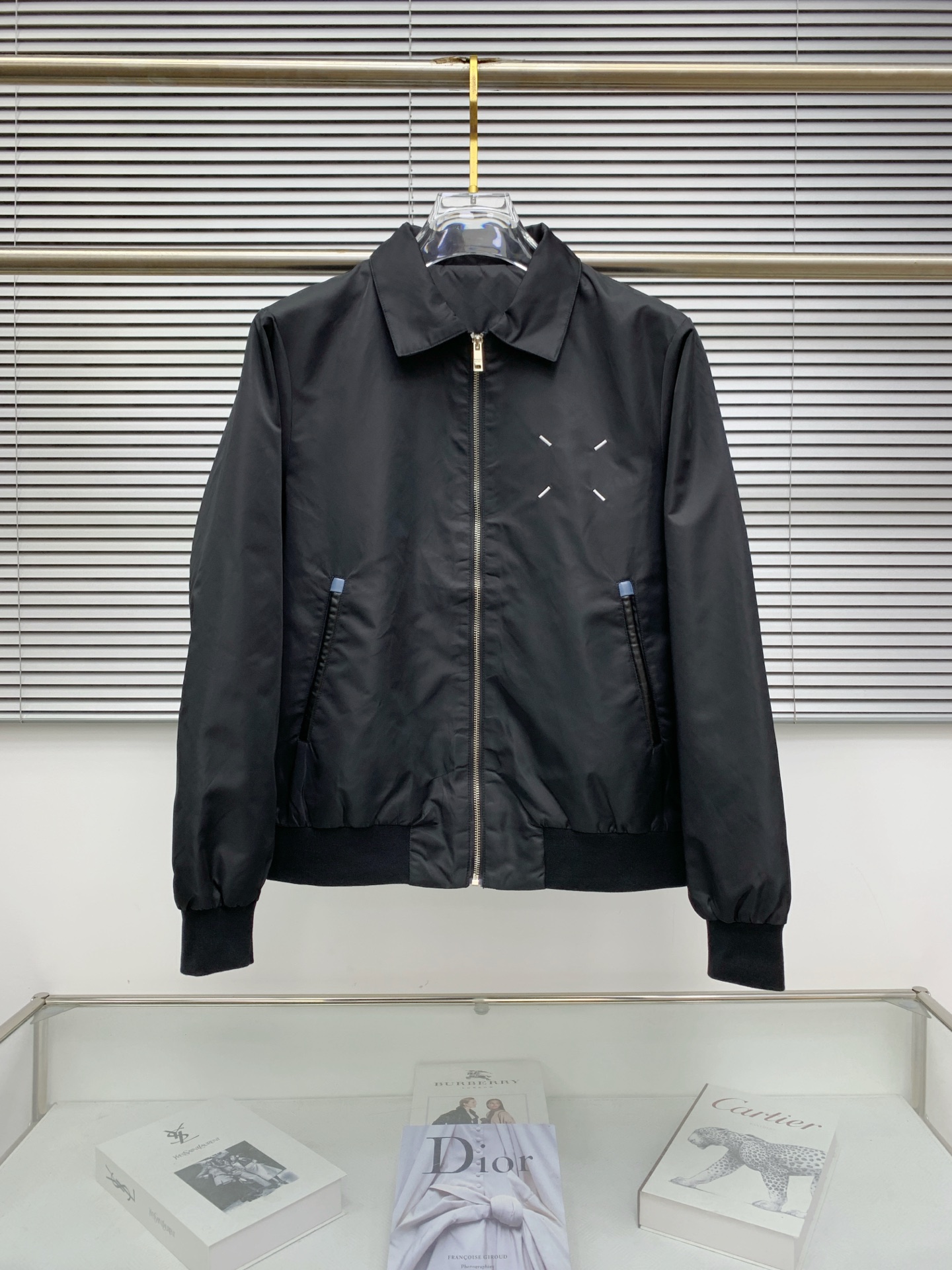 NO:528841,Majila 25ss early autumn [new product] lapel windbreaker stand-up collar jacket jacket popular, autumn and winter counter new casual and fashionable jacket jacket!  Super avant-garde design style, delicate and comfortable, very light and not easy to wrinkle. Multiple craftsmanship The overall design is quite visual, the upper body is casual and stylish, with a certain degree of clarity, absolutely recommended to be at the most cutting-edge fashion temperament, a must-have for urban casualness. Code number M-3XL,,masion margiela,jackets & coats,jackets & coats,alexander wang19860909马吉拉25ss早秋【新品】翻领风衣立领夹克外套爆款 秋冬专柜新款休闲时尚夹克外套！超前卫设计风格 细腻舒适 穿着非常轻便不易起皱.多重重工艺 整体的设计颇具视觉感,上身休闲有型,有一定的挺括度,绝对走在时尚最尖端的气质感推荐,都市休闲必备.码数M-3XL,,masion margiela,jackets & coats,jackets & coats,alexander wang,Men's clothing