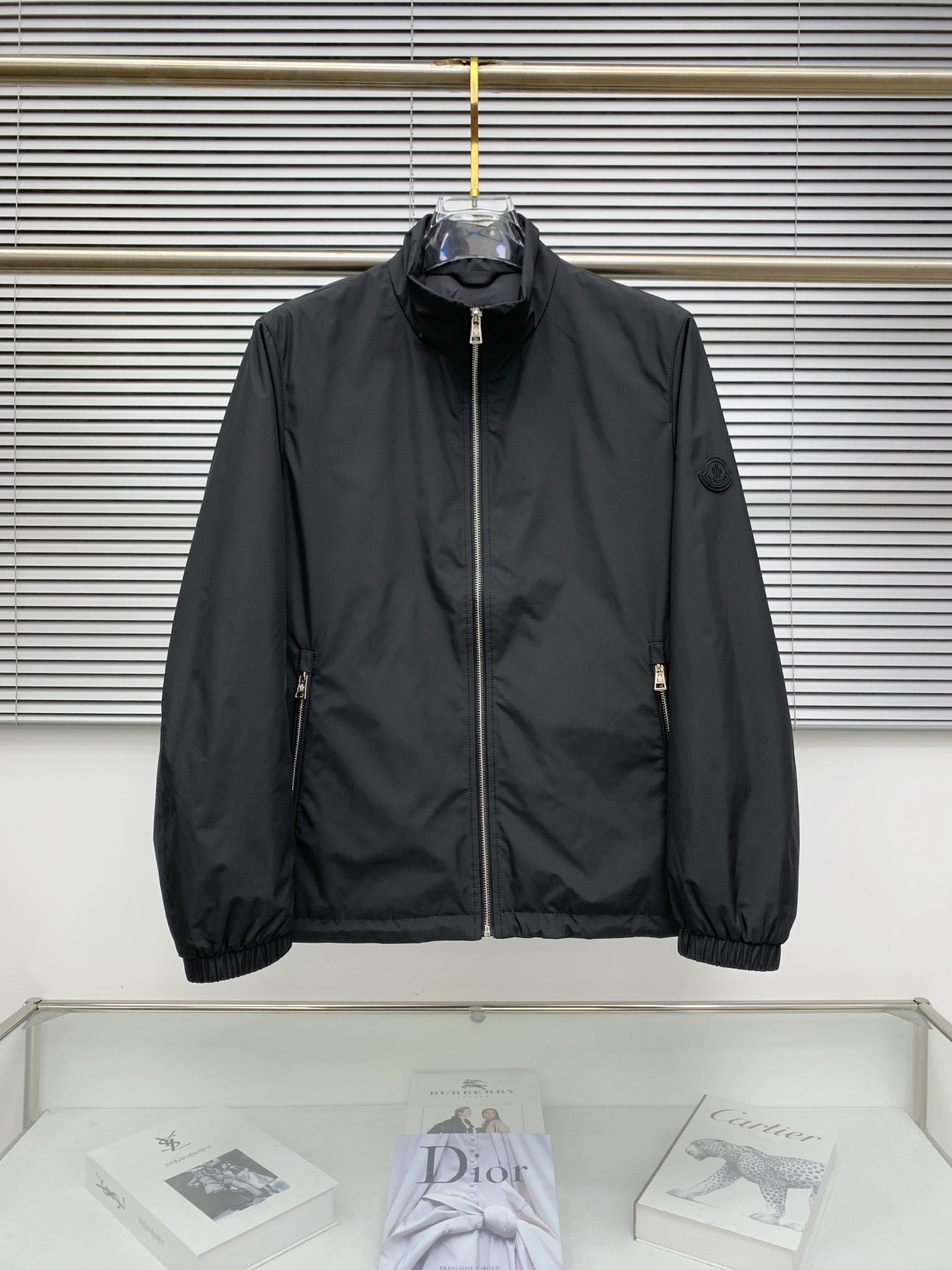 NO:528843,The 25ss early autumn [new product] windbreaker jacket jacket hits the new casual and fashionable jacket for autumn and winter counter!  Super avant-garde design style, delicate and comfortable, very light and not easy to wrinkle. Multiple craftsmanship The overall design is quite visual, the upper body is casual and stylish, with a certain degree of clarity, absolutely recommended to be at the most cutting-edge fashion temperament, a must-have for urban casualness. Code number M-3XL, Moncler, jackets & coats, jackets & coats, alexander wang19860909蒙口25ss早秋【新品】风衣夹克外套爆款 秋冬专柜新款休闲时尚夹克外套！超前卫设计风格 细腻舒适 穿着非常轻便不易起皱.多重重工艺 整体的设计颇具视觉感,上身休闲有型,有一定的挺括度,绝对走在时尚最尖端的气质感推荐,都市休闲必备.码数M-3XL,,Moncler,jackets & coats,jackets & coats,alexander wang,Men's clothing