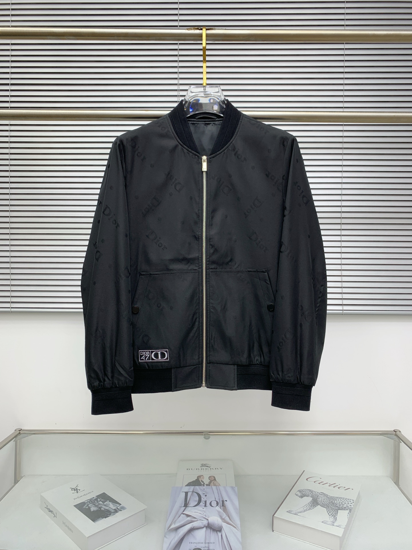 NO:528845,Dior 25ss early autumn [new product] windbreaker jacket jacket popular, autumn and winter counter new casual and fashionable jacket jacket!  Super avant-garde design style, delicate and comfortable, very light and not easy to wrinkle. Multiple craftsmanship The overall design is quite visual, the upper body is casual and stylish, with a certain degree of clarity, absolutely recommended to be at the most cutting-edge fashion temperament, a must-have for urban casualness. Code number M-3XL, dior, jackets & coats, jackets & coats, alexander wang19860909迪奥25ss早秋【新品】风衣夹克外套爆款 秋冬专柜新款休闲时尚夹克外套！超前卫设计风格 细腻舒适 穿着非常轻便不易起皱.多重重工艺 整体的设计颇具视觉感,上身休闲有型,有一定的挺括度,绝对走在时尚最尖端的气质感推荐,都市休闲必备.码数M-3XL,,dior,jackets & coats,jackets & coats,alexander wang,Men's clothing