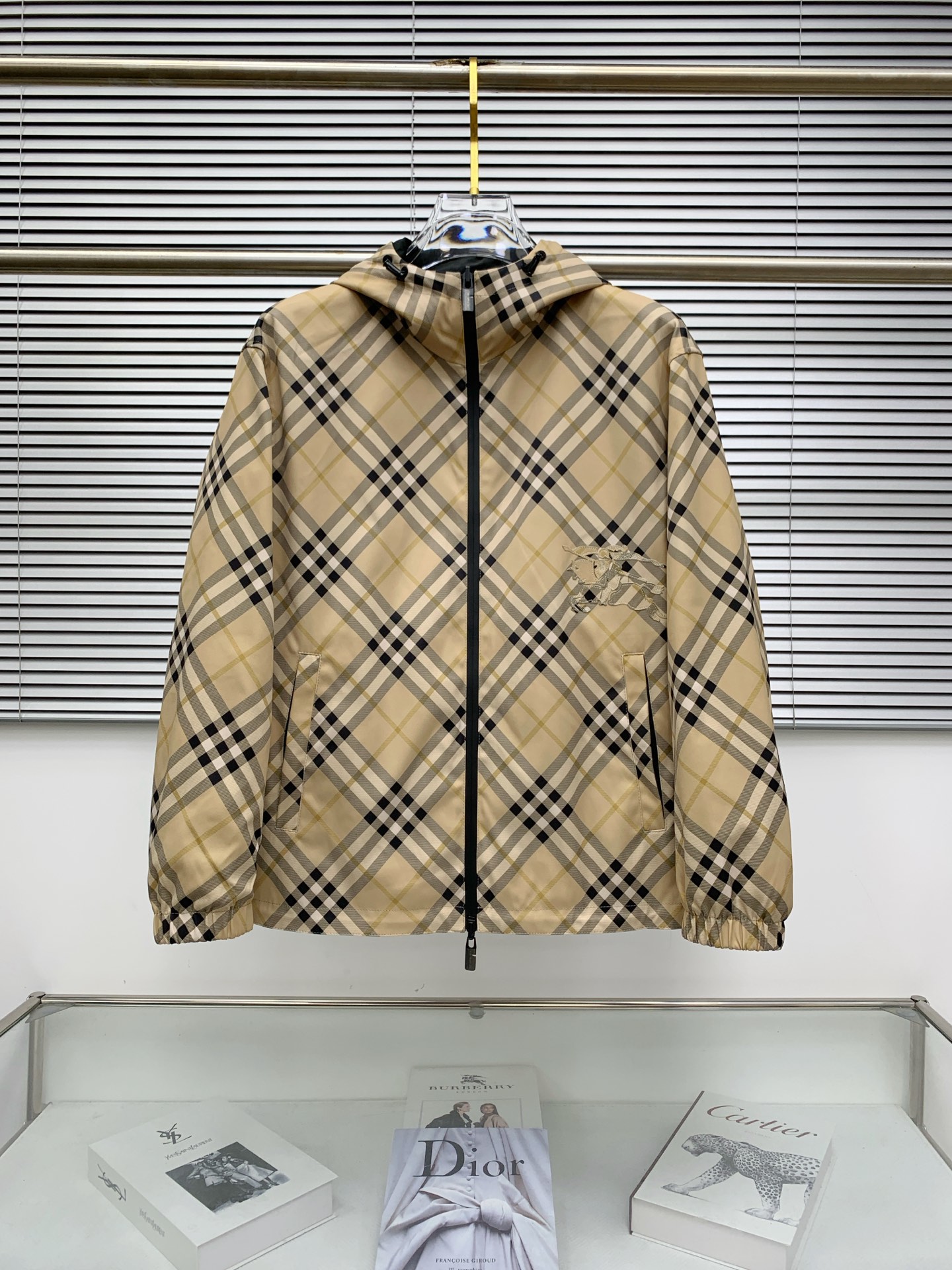 NO:528847,Burberry 25ss early autumn [new product] double-sided hooded windbreaker jacket jacket hits, new casual and fashionable jackets for autumn and winter counters!  Super avant-garde design style, delicate and comfortable, very light and not easy to wrinkle. Multiple craftsmanship The overall design is quite visual, the upper body is casual and stylish, with a certain degree of clarity, absolutely recommended at the most cutting-edge temperament of fashion, a must-have for urban casualness. Code number M-3XL, burberry, jackets & coats, jackets & coats, hats, alexander wang19860909巴宝莉25ss早秋【新品】双面穿连帽风衣夹克外套爆款 秋冬专柜新款休闲时尚夹克外套！超前卫设计风格 细腻舒适 穿着非常轻便不易起皱.多重重工艺 整体的设计颇具视觉感,上身休闲有型,有一定的挺括度,绝对走在时尚最尖端的气质感推荐,都市休闲必备.码数M-3XL,,burberry,jackets & coats,jackets & coats,hats,alexander wang,Men's clothing