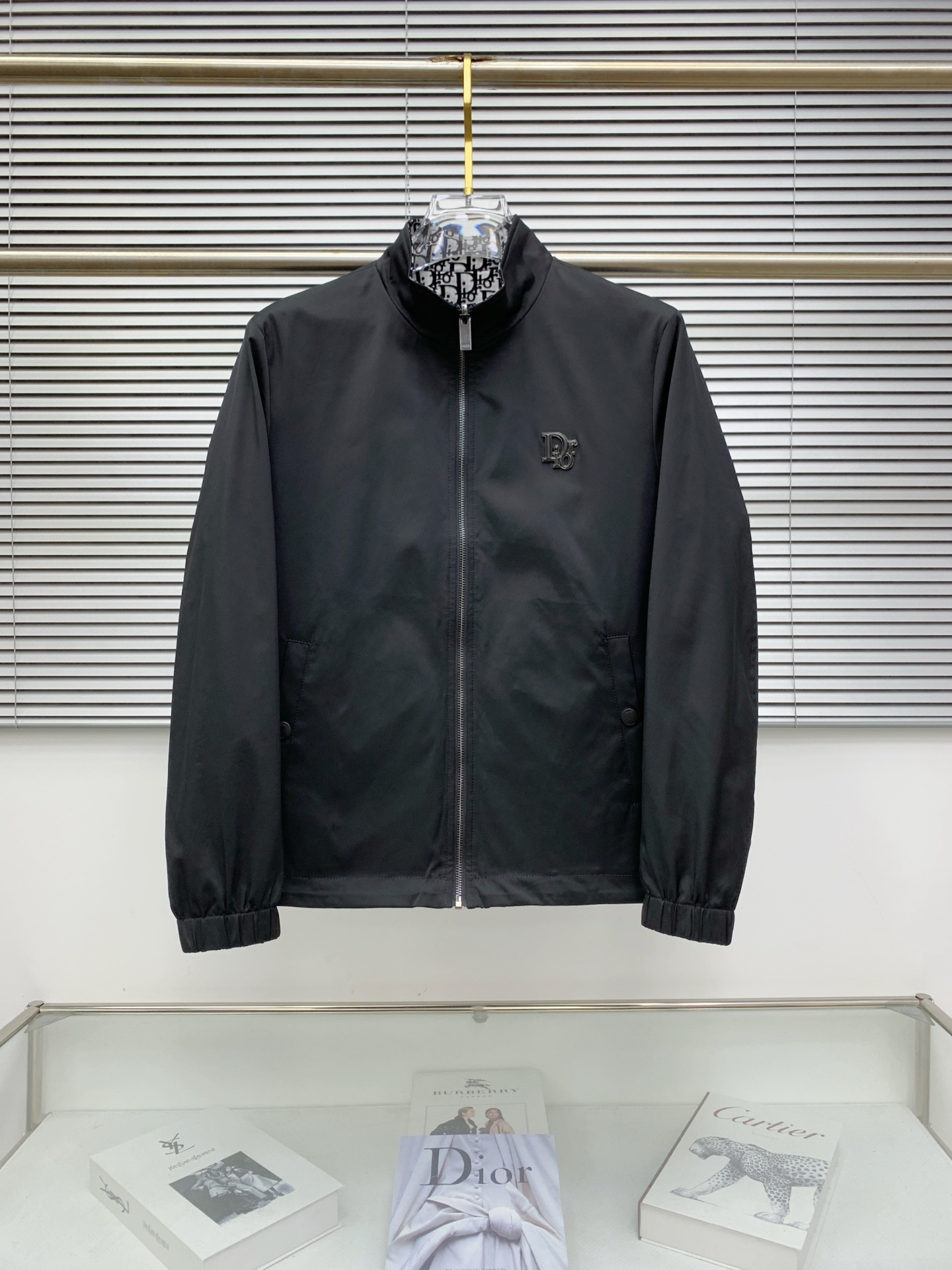 NO:528849,Dior 25ss early autumn [new product] double-sided windbreaker jacket jacket hits, new casual and fashionable jackets for autumn and winter counters!  Super avant-garde design style, delicate and comfortable, very light and not easy to wrinkle. Multiple craftsmanship The overall design is quite visual, the upper body is casual and stylish, with a certain degree of clarity, absolutely recommended to be at the most cutting-edge fashion temperament, a must-have for urban casualness. Code number M-3XL, dior, jackets & coats, jackets & coats, alexander wang19860909迪奥25ss早秋【新品】双面穿风衣夹克外套爆款 秋冬专柜新款休闲时尚夹克外套！超前卫设计风格 细腻舒适 穿着非常轻便不易起皱.多重重工艺 整体的设计颇具视觉感,上身休闲有型,有一定的挺括度,绝对走在时尚最尖端的气质感推荐,都市休闲必备.码数M-3XL,,dior,jackets & coats,jackets & coats,alexander wang,Men's clothing