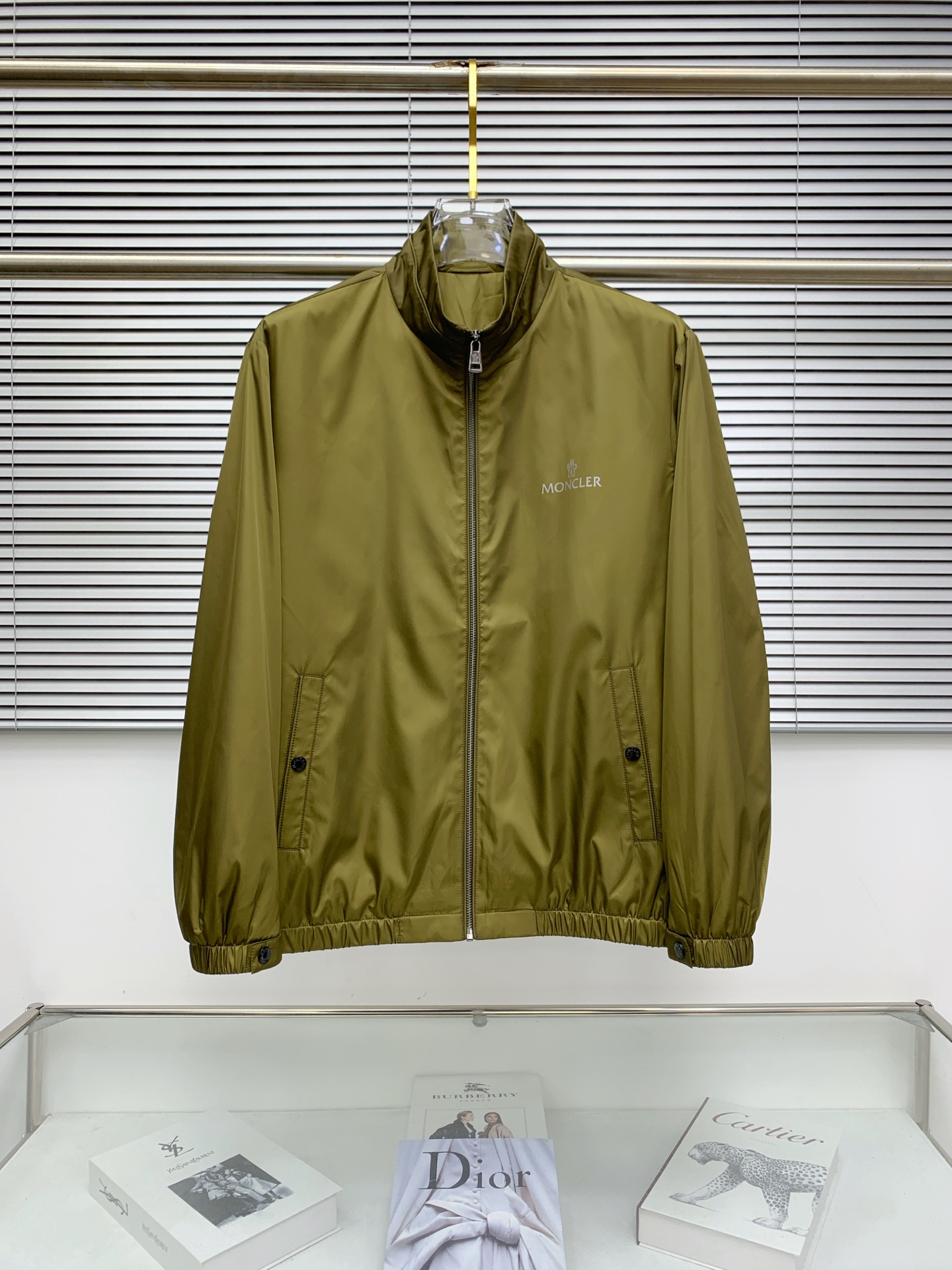 NO:528842,The 25ss early autumn [new product] windbreaker jacket jacket hits the new casual and fashionable jacket for autumn and winter counter!  Super avant-garde design style, delicate and comfortable, very light and not easy to wrinkle. Multiple craftsmanship The overall design is quite visual, the upper body is casual and stylish, with a certain degree of clarity, absolutely recommended to be at the most cutting-edge fashion temperament, a must-have for urban casualness. Code number M-3XL, Moncler, jackets & coats, jackets & coats, alexander wang19860909蒙口25ss早秋【新品】风衣夹克外套爆款 秋冬专柜新款休闲时尚夹克外套！超前卫设计风格 细腻舒适 穿着非常轻便不易起皱.多重重工艺 整体的设计颇具视觉感,上身休闲有型,有一定的挺括度,绝对走在时尚最尖端的气质感推荐,都市休闲必备.码数M-3XL,,Moncler,jackets & coats,jackets & coats,alexander wang,Men's clothing