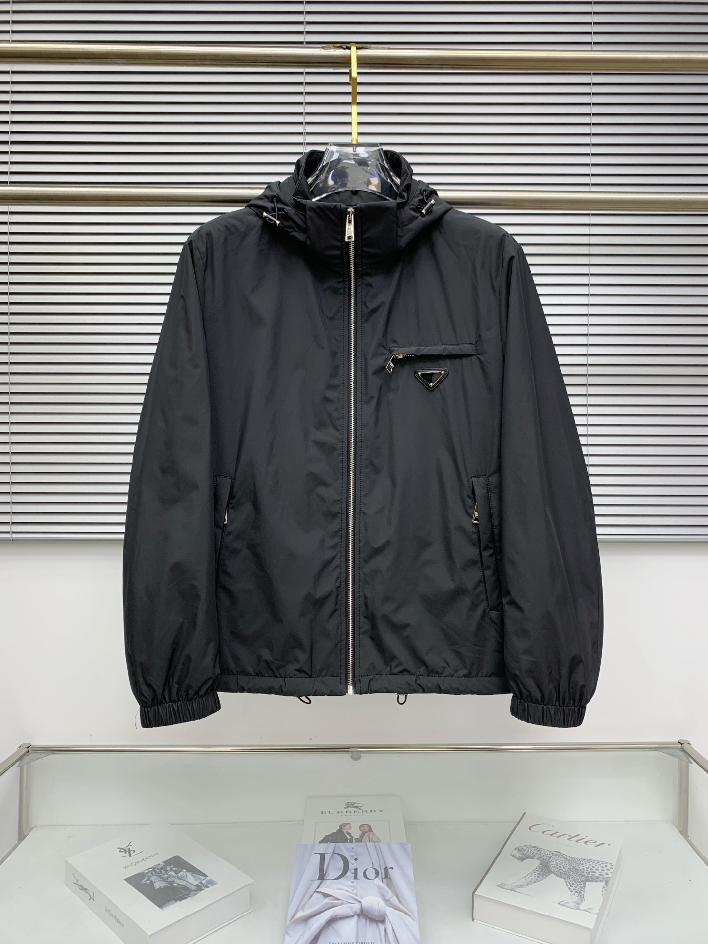 NO:528844,Prada 25ss early autumn [new product] hooded windbreaker jacket jacket popular, autumn and winter counter new casual and fashionable jacket jacket!  Super avant-garde design style, delicate and comfortable, very light and not easy to wrinkle. Multiple craftsmanship The overall design is quite visual, the upper body is casual and stylish, with a certain degree of clarity, absolutely recommended to be at the most cutting-edge fashion temperament, a must-have for urban casualness. Code number M-3XL, prada, jackets & coats, jackets & coats, hats, alexander wang19860909普拉达25ss早秋【新品】连帽风衣夹克外套爆款 秋冬专柜新款休闲时尚夹克外套！超前卫设计风格 细腻舒适 穿着非常轻便不易起皱.多重重工艺 整体的设计颇具视觉感,上身休闲有型,有一定的挺括度,绝对走在时尚最尖端的气质感推荐,都市休闲必备.码数M-3XL,,prada,jackets & coats,jackets & coats,hats,alexander wang,Men's clothing