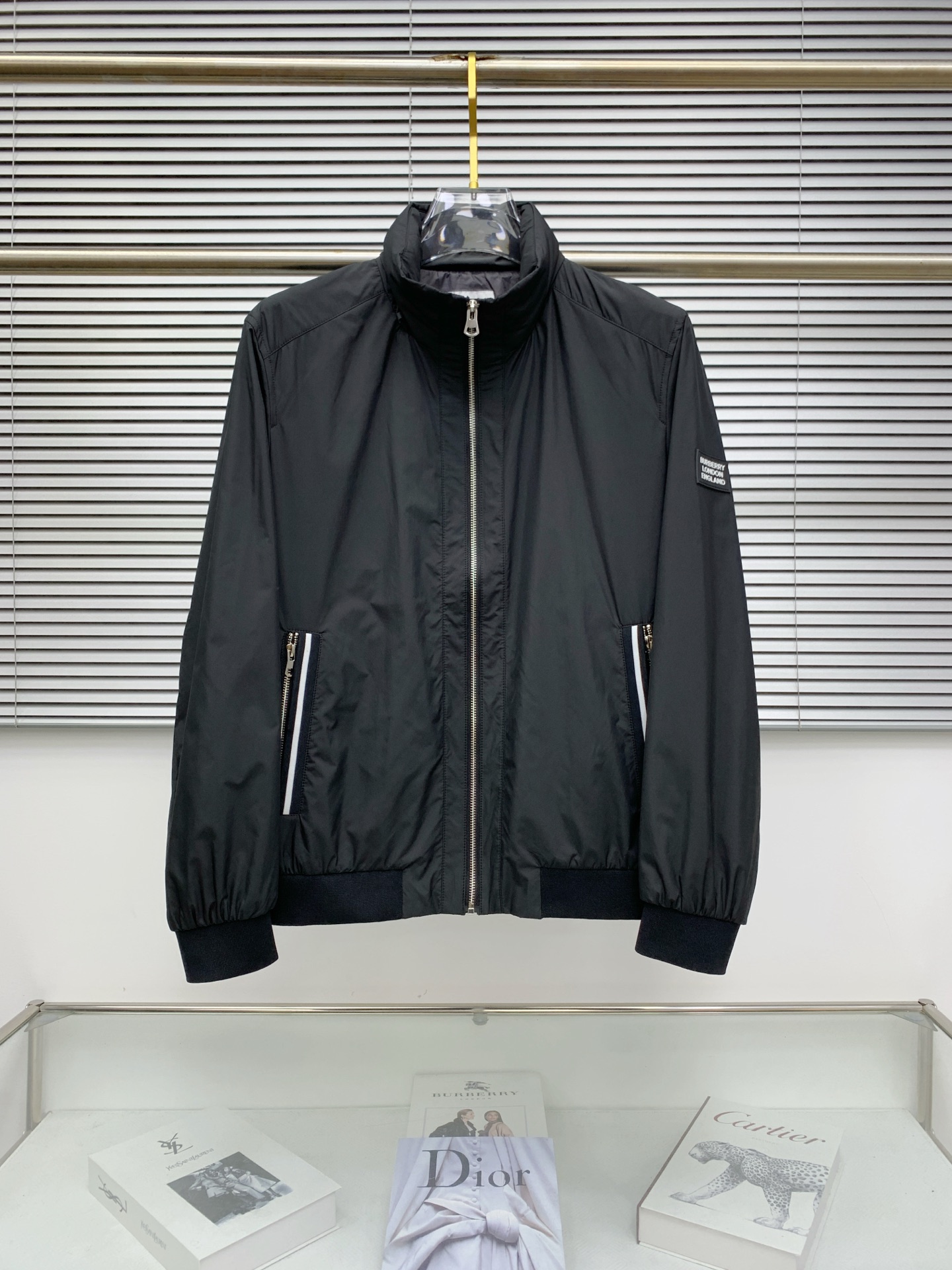 NO:528848,Burberry 25ss early autumn [new product] windbreaker jacket jacket popular, autumn and winter counter new casual and fashionable jacket jacket!  Super avant-garde design style, delicate and comfortable, very light and not easy to wrinkle. Multiple craftsmanship The overall design is quite visual, the upper body is casual and stylish, with a certain degree of clarity, absolutely recommended to be at the most cutting-edge fashion temperament, a must-have for urban casualness. Code number M-3XL, burberry, jackets & coats, jackets & coats, alexander wang19860909巴宝莉25ss早秋【新品】风衣夹克外套爆款 秋冬专柜新款休闲时尚夹克外套！超前卫设计风格 细腻舒适 穿着非常轻便不易起皱.多重重工艺 整体的设计颇具视觉感,上身休闲有型,有一定的挺括度,绝对走在时尚最尖端的气质感推荐,都市休闲必备.码数M-3XL,,burberry,jackets & coats,jackets & coats,alexander wang,Men's clothing