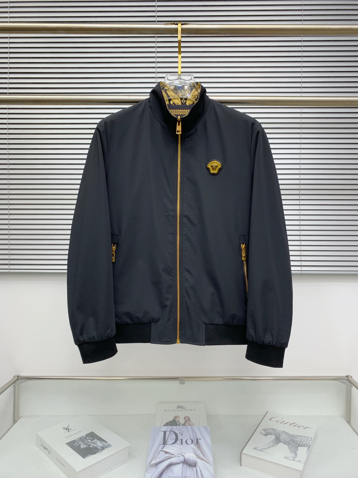 NO:528846,Versace 25ss early autumn [new product] double-sided windbreaker jacket jacket hits, new casual and fashionable jackets for autumn and winter counters!  Super avant-garde design style, delicate and comfortable, very light and not easy to wrinkle. Multiple craftsmanship The overall design is quite visual, the upper body is casual and stylish, with a certain degree of clarity, absolutely recommended to be at the most cutting-edge fashion temperament, a must-have for urban casualness. Code number M-3XL, versace, jackets & coats, jackets & coats, alexander wang19860909范思哲25ss早秋【新品】双面穿风衣夹克外套爆款 秋冬专柜新款休闲时尚夹克外套！超前卫设计风格 细腻舒适 穿着非常轻便不易起皱.多重重工艺 整体的设计颇具视觉感,上身休闲有型,有一定的挺括度,绝对走在时尚最尖端的气质感推荐,都市休闲必备.码数M-3XL,,versace,jackets & coats,jackets & coats,alexander wang,Men's clothing