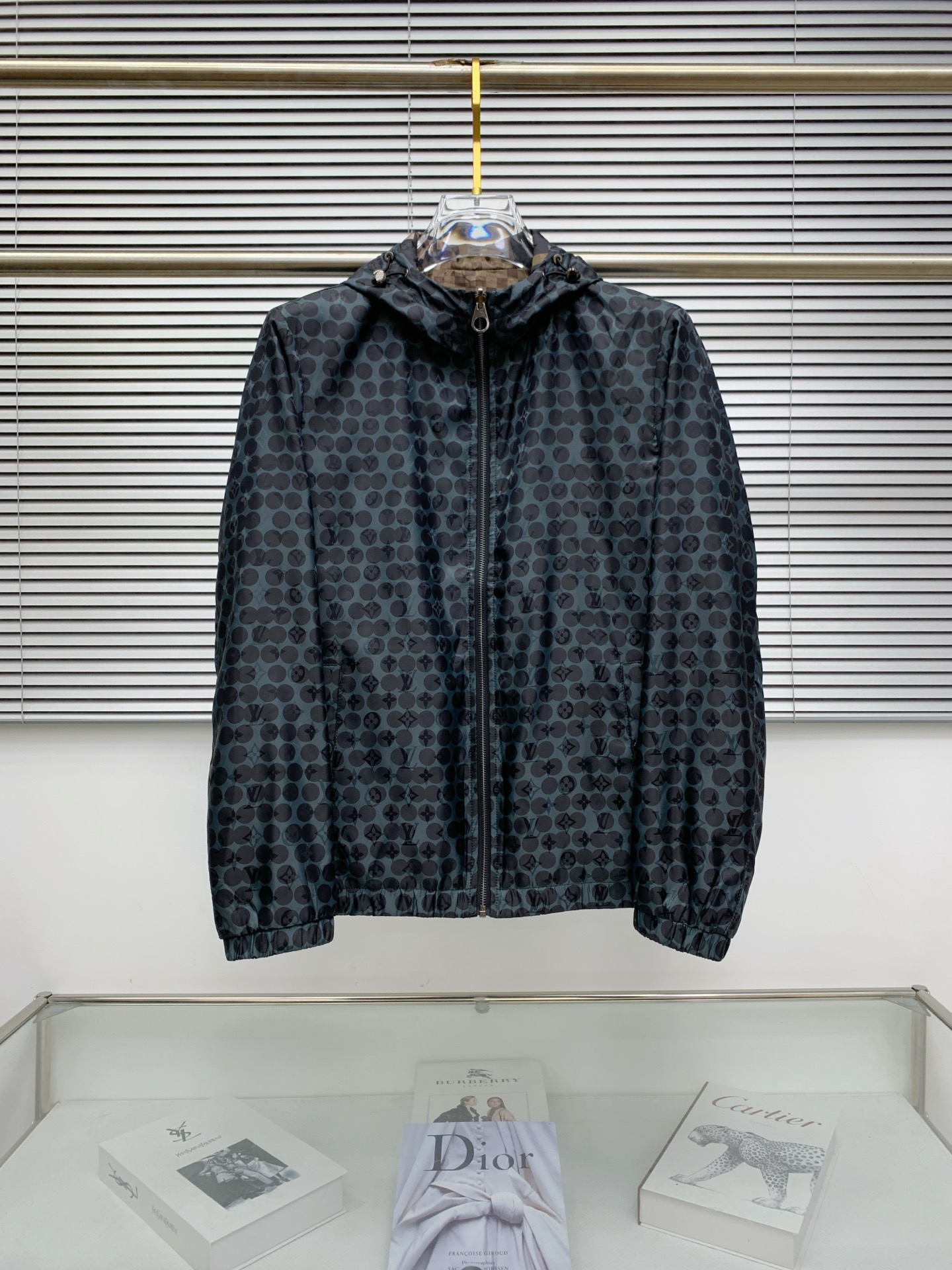 NO:528850,LV 25ss Early Autumn [New Product] Hooded double-sided windbreaker jacket jacket popular. New casual and fashionable jacket for autumn and winter counter!  Super avant-garde design style, delicate and comfortable, very light and not easy to wrinkle. Multiple craftsmanship The overall design is quite visual, the upper body is casual and stylish, with a certain degree of clarity, absolutely recommended to be at the most cutting-edge temperament of fashion, a must-have for urban casualness. Number M-3XL, louis vuitton, jackets & coats, jackets & coats, hats, alexander wang19860909LV 25ss早秋【新品】连帽双面穿风衣夹克外套爆款 秋冬专柜新款休闲时尚夹克外套！超前卫设计风格 细腻舒适 穿着非常轻便不易起皱.多重重工艺 整体的设计颇具视觉感,上身休闲有型,有一定的挺括度,绝对走在时尚最尖端的气质感推荐,都市休闲必备.码数M-3XL,,louis vuitton,jackets & coats,jackets & coats,hats,alexander wang,Men's clothing