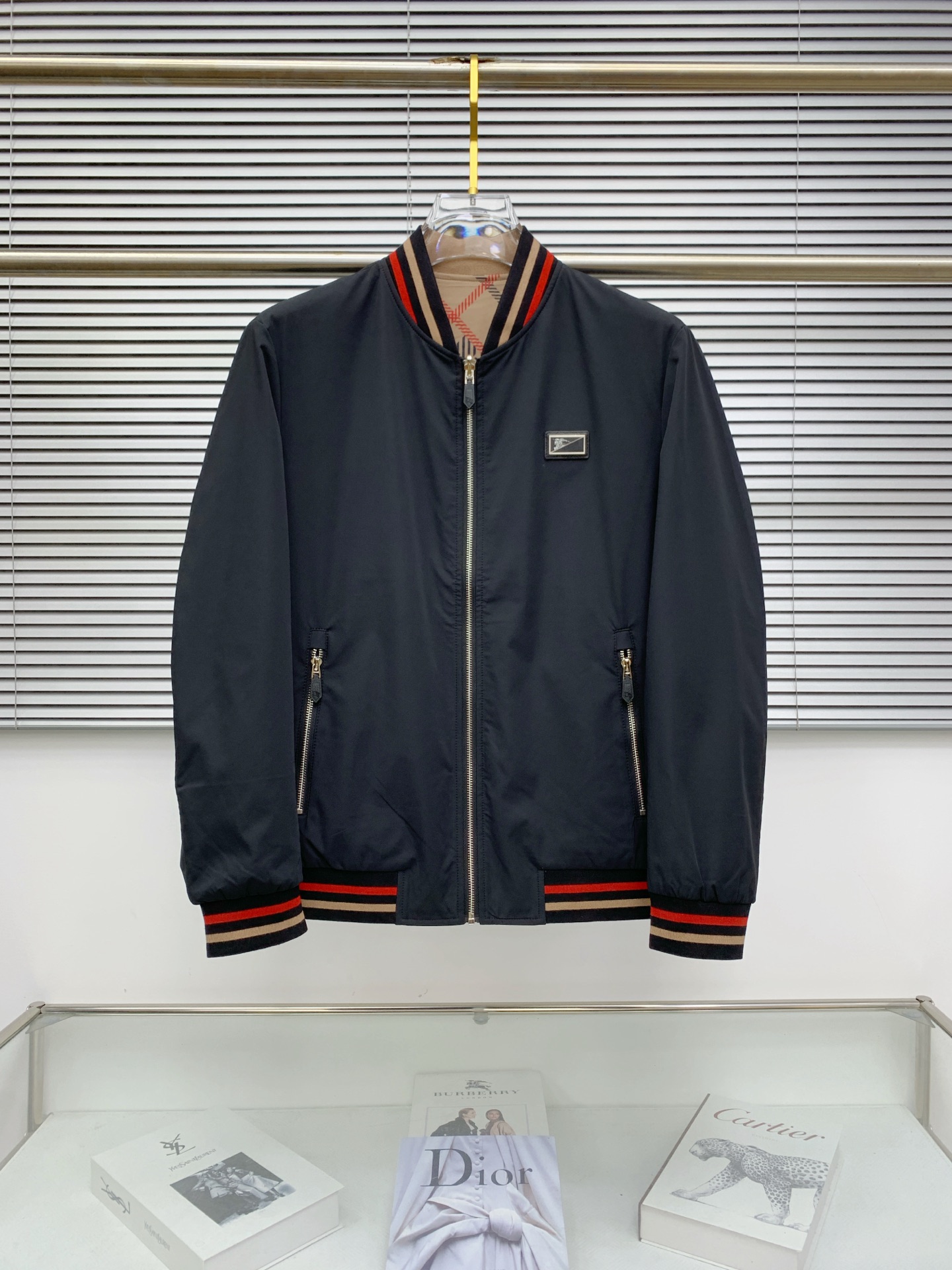 NO:528840,Burberry 25ss early autumn [new product] double-sided windbreaker stand-up collar jacket jacket hits, new casual and fashionable jackets for autumn and winter counters!  Super avant-garde design style, delicate and comfortable, very light and not easy to wrinkle. Multiple craftsmanship The overall design is quite visual, the upper body is casual and stylish, with a certain degree of clarity, absolutely recommended to be at the most cutting-edge fashion temperament, a must-have for urban casualness. Code number M-3XL, burberry, jackets & coats, jackets & coats, alexander wang19860909巴宝莉25ss早秋【新品】双面穿风衣立领夹克外套爆款 秋冬专柜新款休闲时尚夹克外套！超前卫设计风格 细腻舒适 穿着非常轻便不易起皱.多重重工艺 整体的设计颇具视觉感,上身休闲有型,有一定的挺括度,绝对走在时尚最尖端的气质感推荐,都市休闲必备.码数M-3XL,,burberry,jackets & coats,jackets & coats,alexander wang,Men's clothing