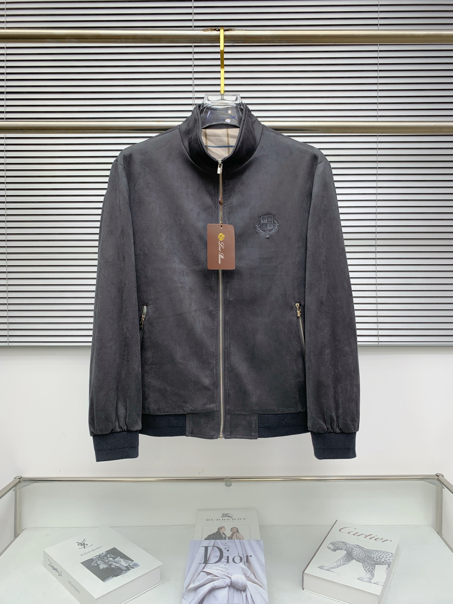 NO:528838,Lss Early Autumn [New Product] Trench coat jacket popular, autumn and winter counter new casual and fashionable jacket!  Super avant-garde design style, delicate and comfortable, very light and not easy to wrinkle. Multiple craftsmanship The overall design is quite visual, the upper body is casual and stylish, with a certain degree of clarity, absolutely recommended to be at the most cutting-edge fashion temperament, a must-have for urban casualness. Code number M-3XL,, jackets & coats, jackets & coats, alexander wang19860909Lss早秋【新品】风衣夹克外套爆款 秋冬专柜新款休闲时尚夹克外套！超前卫设计风格 细腻舒适 穿着非常轻便不易起皱.多重重工艺 整体的设计颇具视觉感,上身休闲有型,有一定的挺括度,绝对走在时尚最尖端的气质感推荐,都市休闲必备.码数M-3XL,,jackets & coats,jackets & coats,alexander wang,Men's clothing