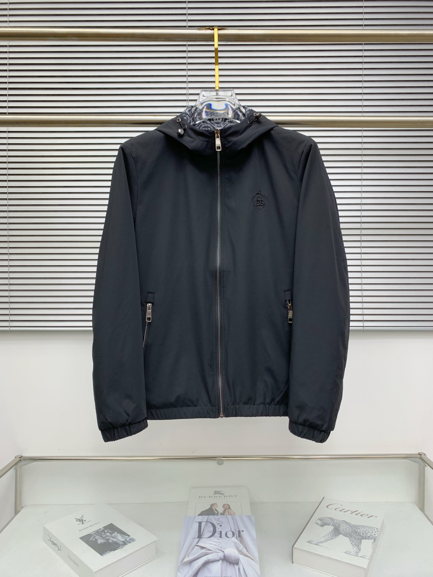 NO:528836,Dolce & Gabbana 25ss early autumn [new product] hooded double-sided windbreaker jacket jacket popular, autumn and winter counter new casual and fashionable jacket jacket!  Super avant-garde design style, delicate and comfortable, very light and not easy to wrinkle. Multiple craftsmanship The overall design is quite visual, the upper body is casual and stylish, with a certain degree of clarity, absolutely recommended to be at the most cutting-edge temperament of fashion, a must-have for urban leisure. Code number M-3XL, Dolce & Gabbana, jackets & coats, jackets & coats, hats, alexander wang19860909杜嘉班纳25ss早秋【新品】连帽双面风衣夹克外套爆款 秋冬专柜新款休闲时尚夹克外套！超前卫设计风格 细腻舒适 穿着非常轻便不易起皱.多重重工艺 整体的设计颇具视觉感,上身休闲有型,有一定的挺括度,绝对走在时尚最尖端的气质感推荐,都市休闲必备.码数M-3XL,,Dolce&Gabbana,jackets & coats,jackets & coats,hats,alexander wang,Men's clothing