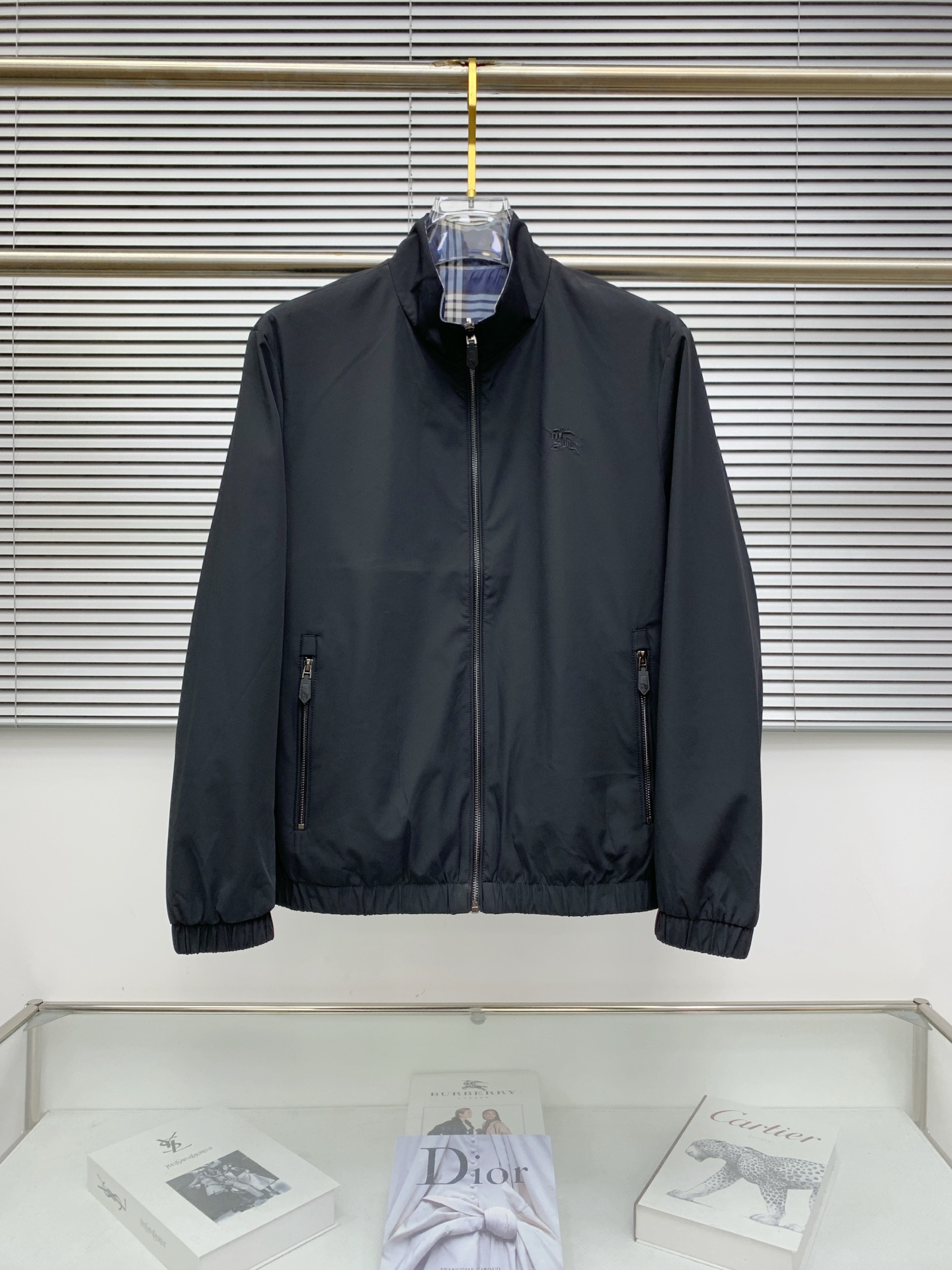 NO:528853,Burberry 25ss early autumn [new product] double-sided windbreaker jacket jacket hits, new casual and fashionable jackets for autumn and winter counters!  Super avant-garde design style, delicate and comfortable, very light and not easy to wrinkle. Multiple craftsmanship The overall design is quite visual, the upper body is casual and stylish, with a certain degree of clarity, absolutely recommended to be at the most cutting-edge temperament of fashion, a must-have for urban casualness. Code number M-3XL, burberry, jackets & coats, jackets & coats, alexander wang19860909巴宝莉25ss早秋【新品】双面穿风衣夹克外套爆款 秋冬专柜新款休闲时尚夹克外套！超前卫设计风格 细腻舒适 穿着非常轻便不易起皱.多重重工艺 整体的设计颇具视觉感,上身休闲有型,有一定的挺括度,绝对走在时尚最尖端的气质感推荐,都市休闲必备.码数M-3XL,,burberry,jackets & coats,jackets & coats,alexander wang,Men's clothing