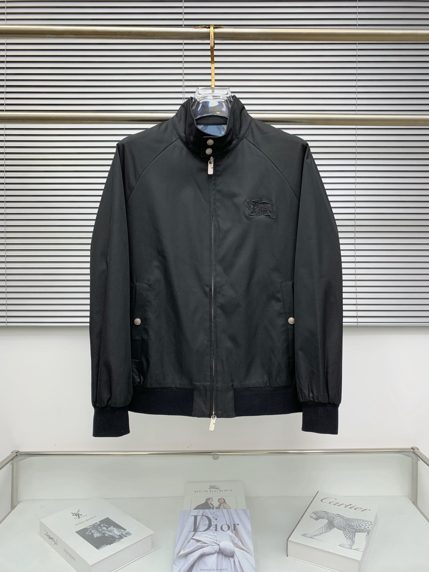 NO:528851,Burberry 25ss early autumn [new product] windbreaker stand collar jacket jacket popular, autumn and winter counter new casual and fashionable jacket jacket!  Super avant-garde design style, delicate and comfortable, very light and not easy to wrinkle. Multiple craftsmanship The overall design is quite visual, the upper body is casual and stylish, with a certain degree of clarity, absolutely recommended to be at the most cutting-edge fashion temperament, a must-have for urban casualness. Code number M-3XL, burberry, jackets & coats, jackets & coats, alexander wang19860909巴宝莉25ss早秋【新品】风衣立领夹克外套爆款 秋冬专柜新款休闲时尚夹克外套！超前卫设计风格 细腻舒适 穿着非常轻便不易起皱.多重重工艺 整体的设计颇具视觉感,上身休闲有型,有一定的挺括度,绝对走在时尚最尖端的气质感推荐,都市休闲必备.码数M-3XL,,burberry,jackets & coats,jackets & coats,alexander wang,Men's clothing