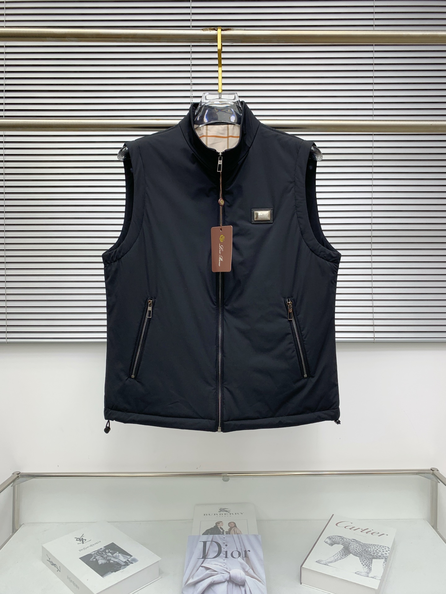 NO:528852,Lss Early Autumn [New Product] Cotton Vest Jackets and New Casual Jackets in Autumn and Winter Counter!  Super avant-garde design style, delicate and comfortable, very light and not easy to wrinkle. Multiple craftsmanship The overall design is quite visual, the upper body is casual and stylish, with a certain degree of clarity, absolutely recommended to be at the most cutting-edge fashion temperament, a must-have for urban casualness. Code number M-3XL, Jackets & coats, alexander wang19860909Lss早秋【新品】棉服马甲外套爆款 秋冬专柜新款休闲外套！超前卫设计风格 细腻舒适 穿着非常轻便不易起皱.多重重工艺 整体的设计颇具视觉感,上身休闲有型,有一定的挺括度,绝对走在时尚最尖端的气质感推荐,都市休闲必备.码数M-3XL,,jackets & coats,alexander wang,Men's clothing