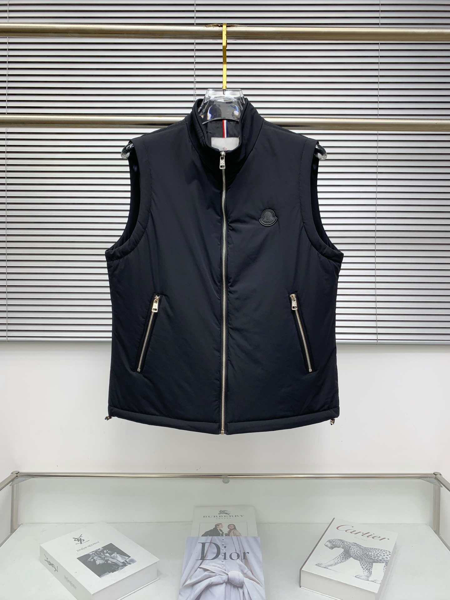 NO:528854,The 25ss early autumn [new product] Cotton jacket with vest jacket is popular, the autumn and winter counter has a new casual jacket!  Super avant-garde design style, delicate and comfortable, very light and not easy to wrinkle. Multiple craftsmanship The overall design is quite visual, the upper body is casual and stylish, with a certain degree of clarity, absolutely recommended to be at the most cutting-edge fashion temperament, a must-have for urban casualness. Code number M-3XL, Moncler, jackets & coats, alexander wang19860909蒙口25ss早秋【新品】棉服马甲外套爆款 秋冬专柜新款休闲外套！超前卫设计风格 细腻舒适 穿着非常轻便不易起皱.多重重工艺 整体的设计颇具视觉感,上身休闲有型,有一定的挺括度,绝对走在时尚最尖端的气质感推荐,都市休闲必备.码数M-3XL,,Moncler,jackets & coats,alexander wang,Men's clothing