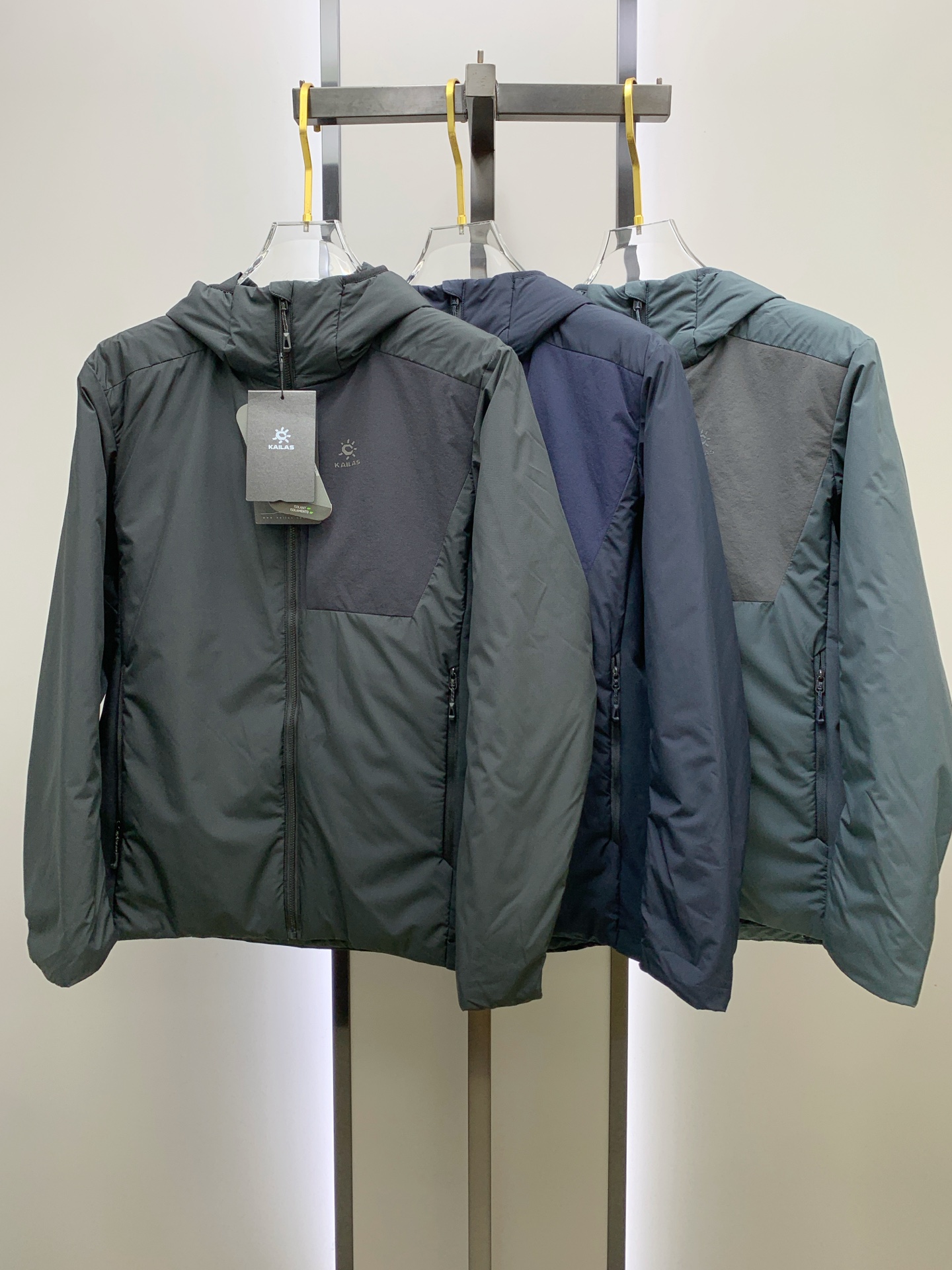 NO:528879,Kaileshi 25ss early autumn [new product] windbreaker jacket jacket popular, autumn and winter counter new casual and fashionable jacket jacket!  Super avant-garde design style, delicate and comfortable, very light and not easy to wrinkle. Multiple craftsmanship The overall design is quite visual, the upper body is casual and stylish, with a certain degree of clarity, absolutely recommended to be at the most cutting-edge fashion temperament, a must-have for urban casualness. S-2xl,, jackets & coats, jackets & coats, alexander wang19860909凯乐石 25ss早秋【新品】风衣夹克外套爆款 秋冬专柜新款休闲时尚夹克外套！超前卫设计风格 细腻舒适 穿着非常轻便不易起皱.多重重工艺 整体的设计颇具视觉感,上身休闲有型,有一定的挺括度,绝对走在时尚最尖端的气质感推荐,都市休闲必备.码数S-2xl,,jackets & coats,jackets & coats,alexander wang,Men's clothing