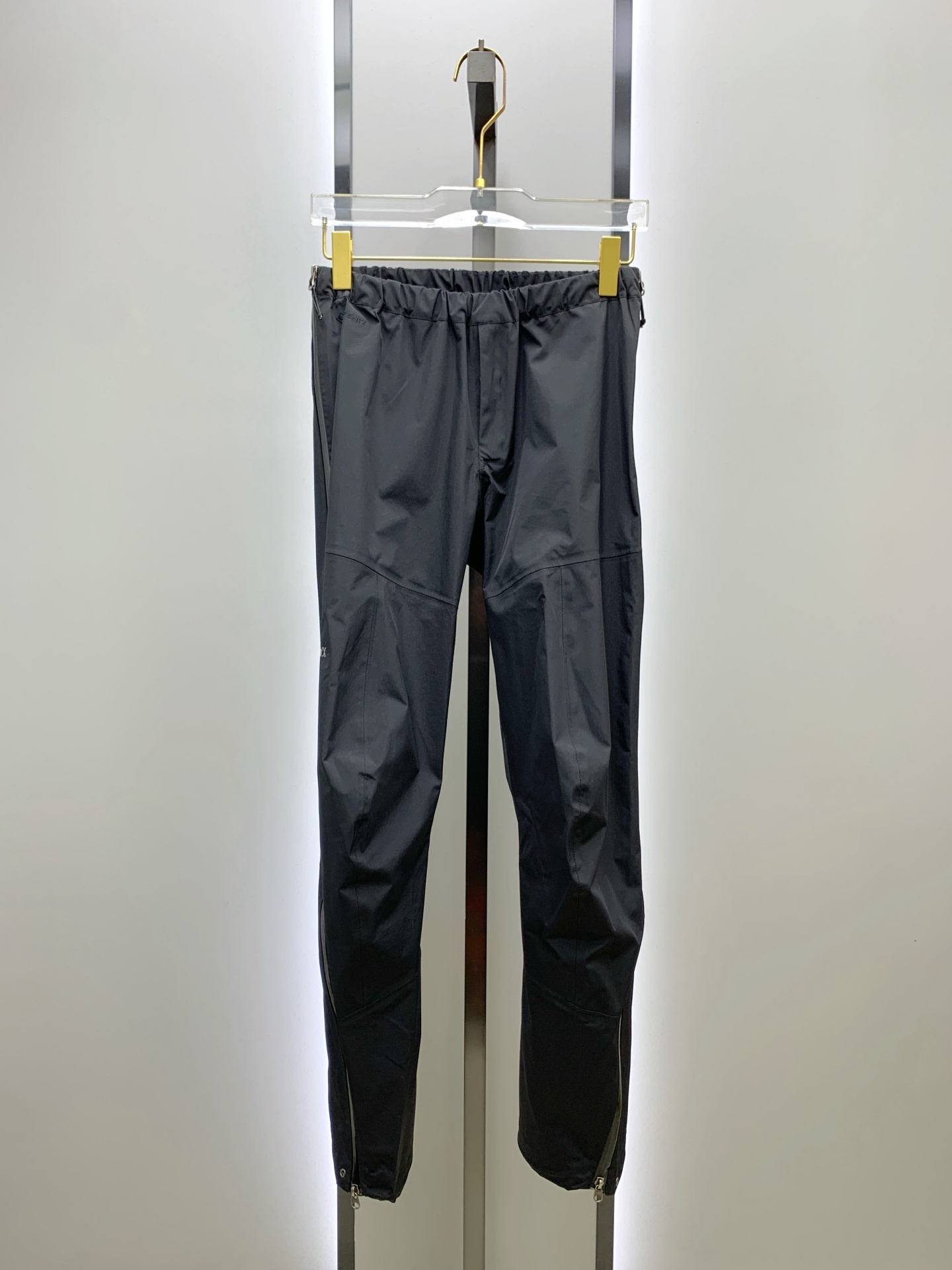 NO:537484,Archaeopteryx Early Autumn 25ss [New Product] Casual Pants Gold Cards are reappearing, original customized high-quality fashionable casual pants. Super versatile style. Exclusive customized fabric, quite wide and stylish, close and comfortable. The latest hardware and accessories of the original custom counter. Super beautiful style, long legs on the upper body, impeccable inner and lined. You can attend any occasion. Once again, it is emphasized that the fabric is very, very classy! S-2XL,arc'teryx,alexander wang19860909始祖鸟早秋25ss【新品】休闲裤金典再次出现,原单订制高品质时尚休闲裤.超级百搭款.独家定制面料,挺阔有型,贴身舒适.原版定制专柜最新五金辅料.超靓版型、上身显腿修长,內里,走线都无可挑剔,任何场合都可出席,再次强调面料非常非常显档次！码数 S-2XL,arc'teryx,alexander wang,Men's clothing