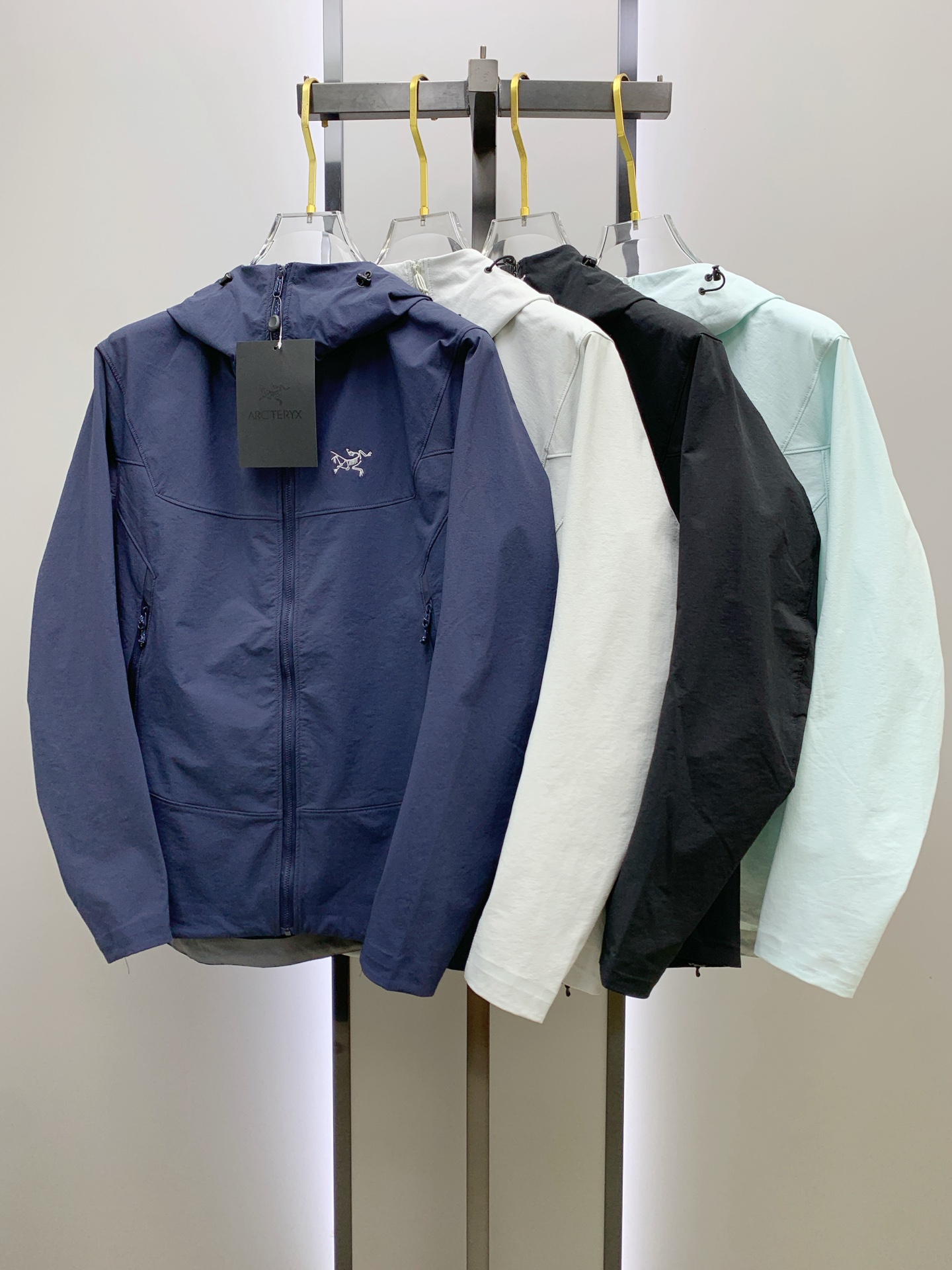 NO:537467,Archaeoptera Bird 25ss Early Autumn [New Product] Trench coat jacket popular, autumn and winter counter new casual and fashionable jacket!  Super avant-garde design style, delicate and comfortable, very light and not easy to wrinkle. Multiple craftsmanship The overall design is quite visual, the upper body is casual and stylish, with a certain degree of clarity, absolutely recommended to be at the most cutting-edge fashion temperament, a must-have for urban casualness. S-2XL, arc'teryx, jackets & coats, jackets & coats, alexander wang19860909始祖鸟25ss早秋【新品】风衣夹克外套爆款 秋冬专柜新款休闲时尚夹克外套！超前卫设计风格 细腻舒适 穿着非常轻便不易起皱.多重重工艺 整体的设计颇具视觉感,上身休闲有型,有一定的挺括度,绝对走在时尚最尖端的气质感推荐,都市休闲必备.码数S-2XL,arc'teryx,jackets & coats,jackets & coats,alexander wang,Men's clothing