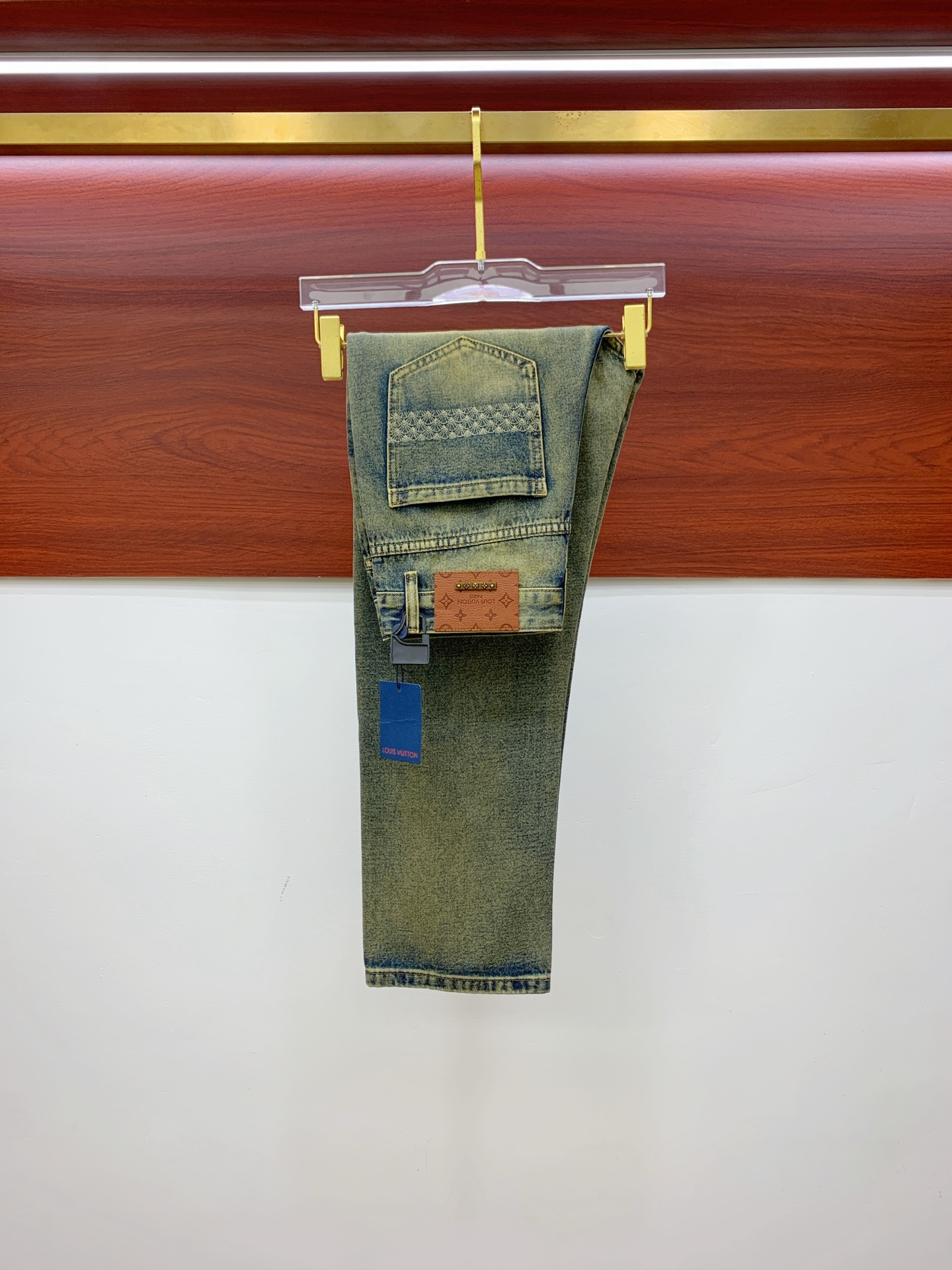 NO:538436,LV [New Product] is available for high-end exclusive sale. The 25SS four-season super-burning and explosive series of the most jeans. Exclusively launched. Original custom high-end quality fabric. Customized hardware style slim-fitting tailoring. The fabric has elasticity. The micro-elastic upper body is super comfortable. A must-have item!  Counter size 29-38 (no 35 no 37), louis vuitton, jeans, alexander wang19860909LV【新品】高端独家发售 25SS四季款超燃炸街系列之最牛仔裤 独家隆重推出 原版定制高端品质面料 定制五金版型修身剪裁 面料带弹力 微弹上身舒适度超高 必爆单品！专柜尺码29-38（无35无37）,,louis vuitton,jeans,alexander wang,Men's clothing